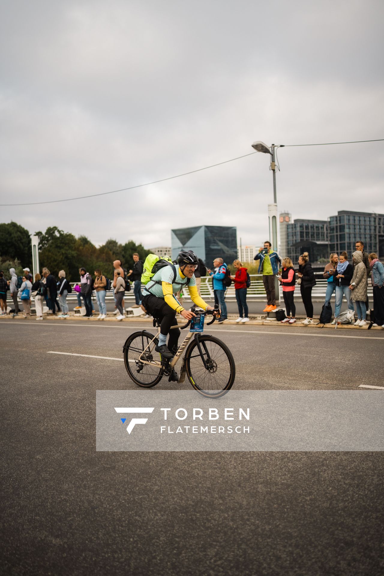 Claus-Henning Schulke (Bottle Claus) am 24.09.2023 beim Berlin Marathon in Berlin