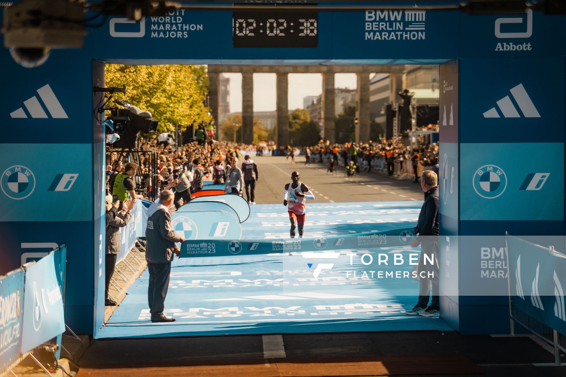 Eliud Kipchoge (KEN/Kenya) auf den letzten Metern am 24.09.2023 beim Berlin Marathon in Berlin