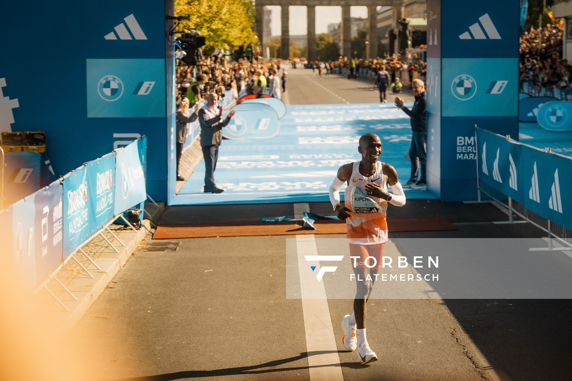 Eliud Kipchoge (KEN/Kenya) auf den letzten Metern am 24.09.2023 beim Berlin Marathon in Berlin