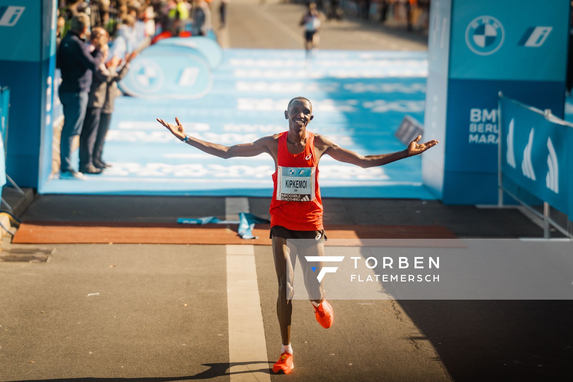 Vincent Kipkemoi (KEN/Kenya) auf den letzten Metern am 24.09.2023 beim Berlin Marathon in Berlin