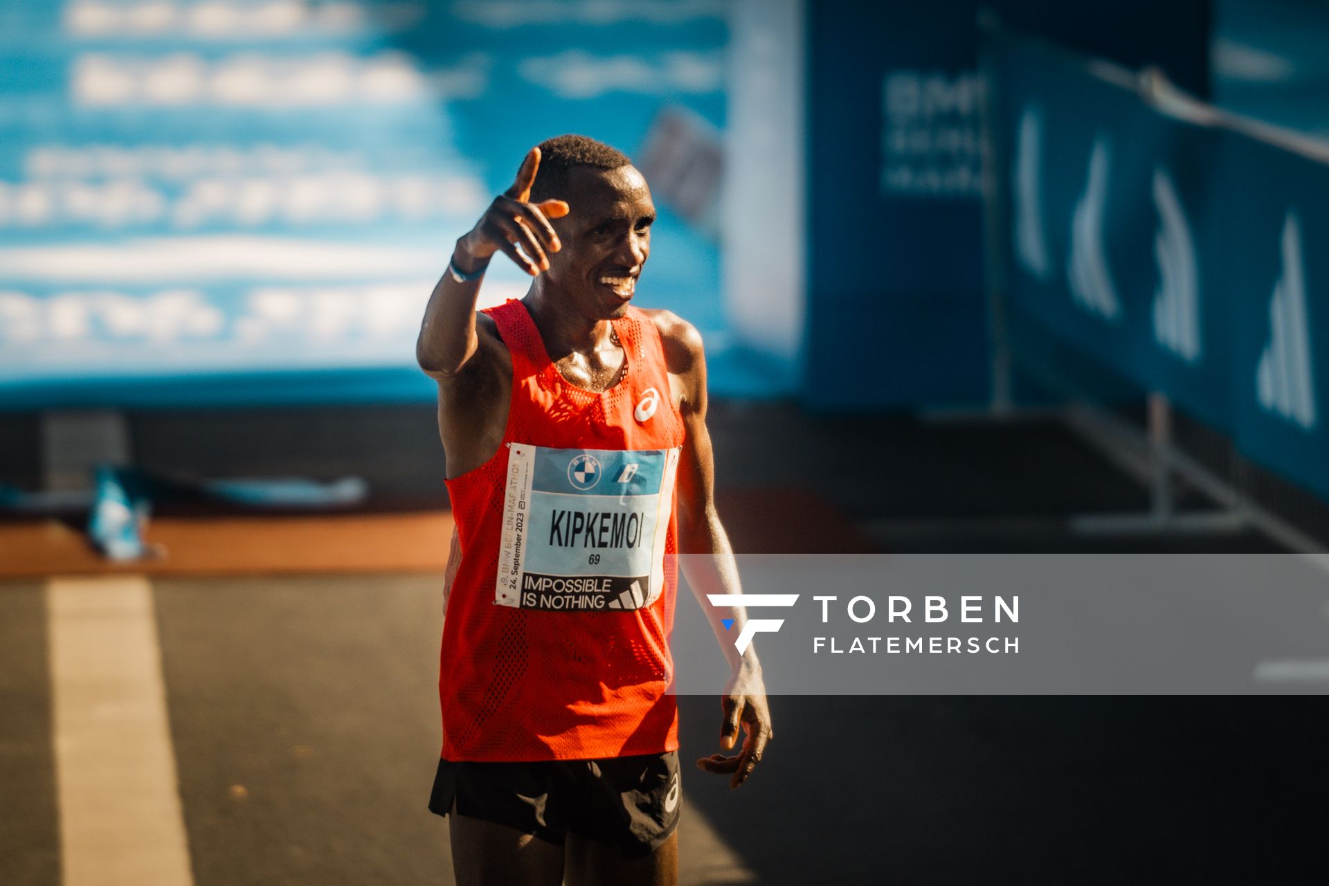 Vincent Kipkemoi (KEN/Kenya) auf den letzten Metern am 24.09.2023 beim Berlin Marathon in Berlin