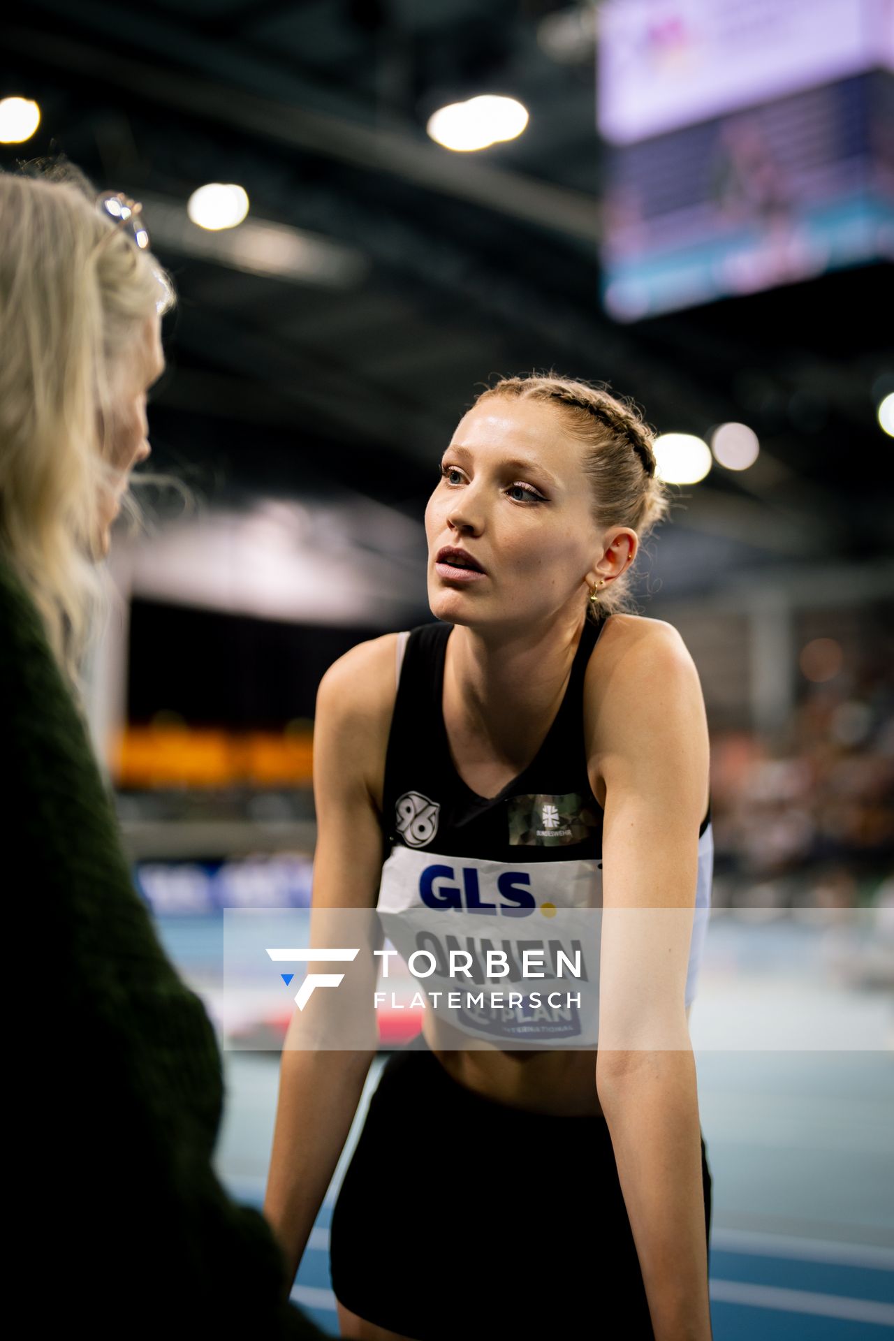 Imke Onnen (Hannover 96) im Austausch mit Astrid Onnen am 17.02.2024 während den 71. Deutschen Leichtathletik-Hallenmeisterschaften in der QUARTERBACK Immobilien ARENA in Leipzig