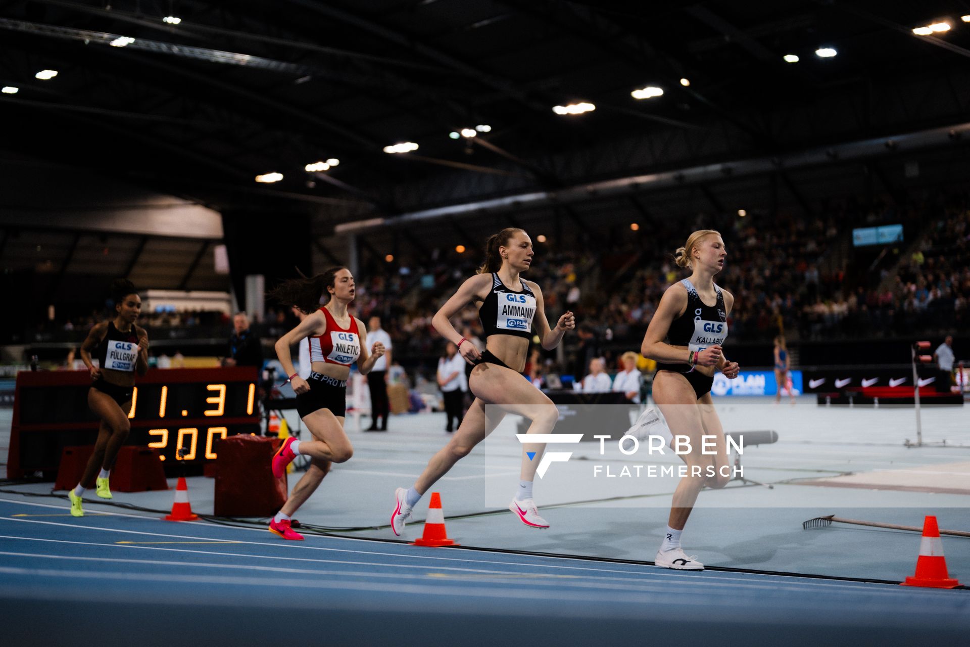 Alina Ammann (TuS Esingen), Jolanda Kallabis (FT 1844 Freiburg), Tina Miletic (LG Filstal) im 800m Vorlauf am 17.02.2024 während den 71. Deutschen Leichtathletik-Hallenmeisterschaften in der QUARTERBACK Immobilien ARENA in Leipzig