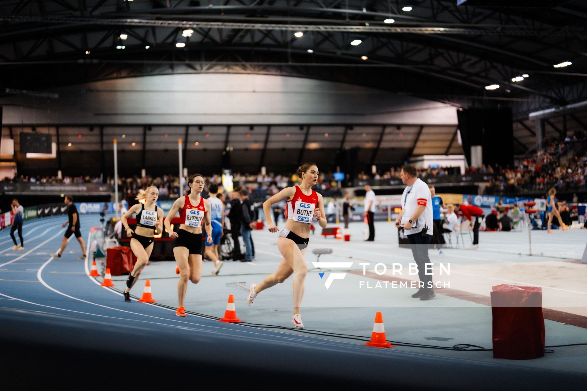 Carolin Bothe (LG Olympia Dortmund), Radha Fiedler (LG Rhein-Wied), Lisa Lankes (SC DHfK Leipzig e.V.) im 800m Vorlauf am 17.02.2024 während den 71. Deutschen Leichtathletik-Hallenmeisterschaften in der QUARTERBACK Immobilien ARENA in Leipzig