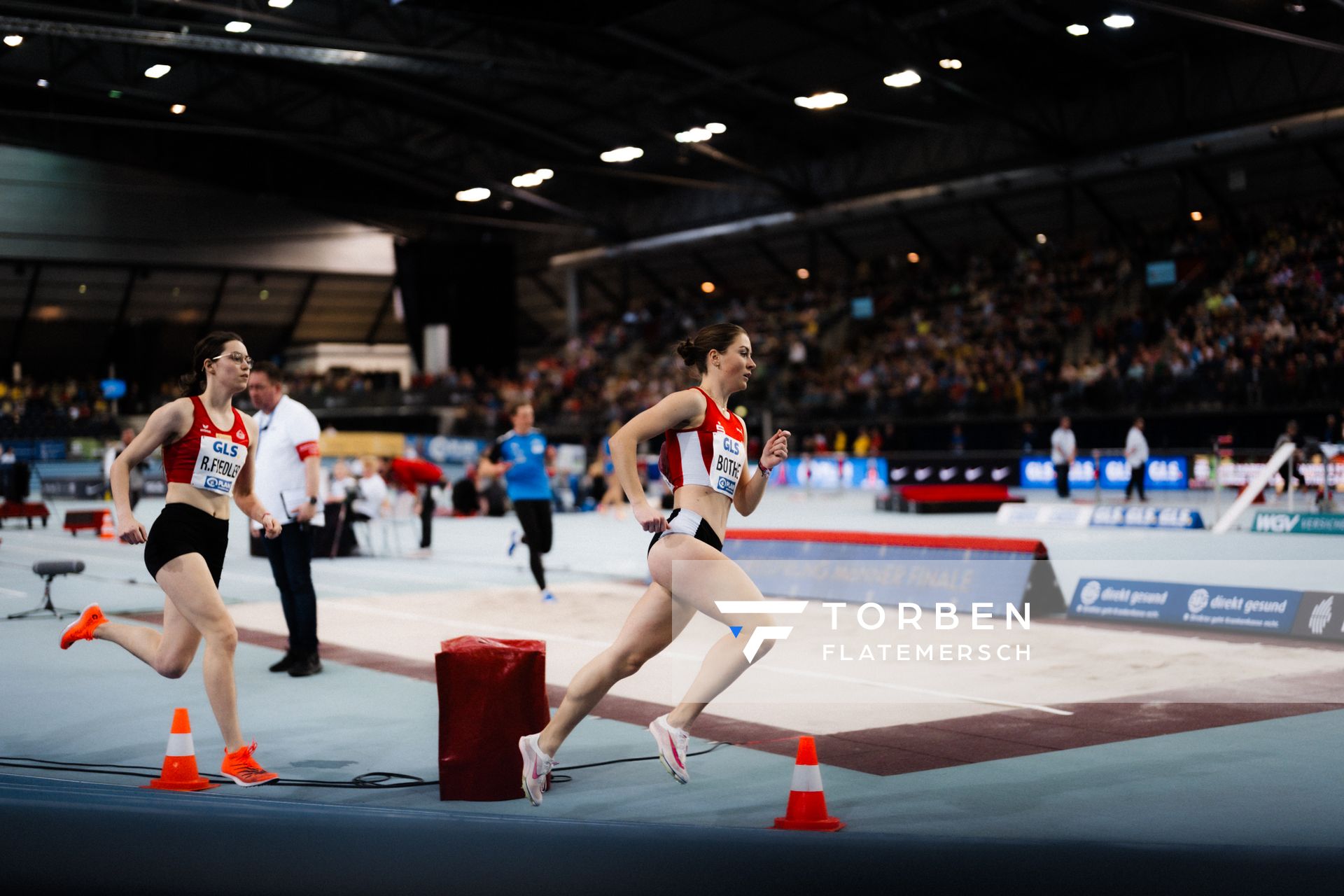 Carolin Bothe (LG Olympia Dortmund), Radha Fiedler (LG Rhein-Wied) im 800m Vorlauf am 17.02.2024 während den 71. Deutschen Leichtathletik-Hallenmeisterschaften in der QUARTERBACK Immobilien ARENA in Leipzig