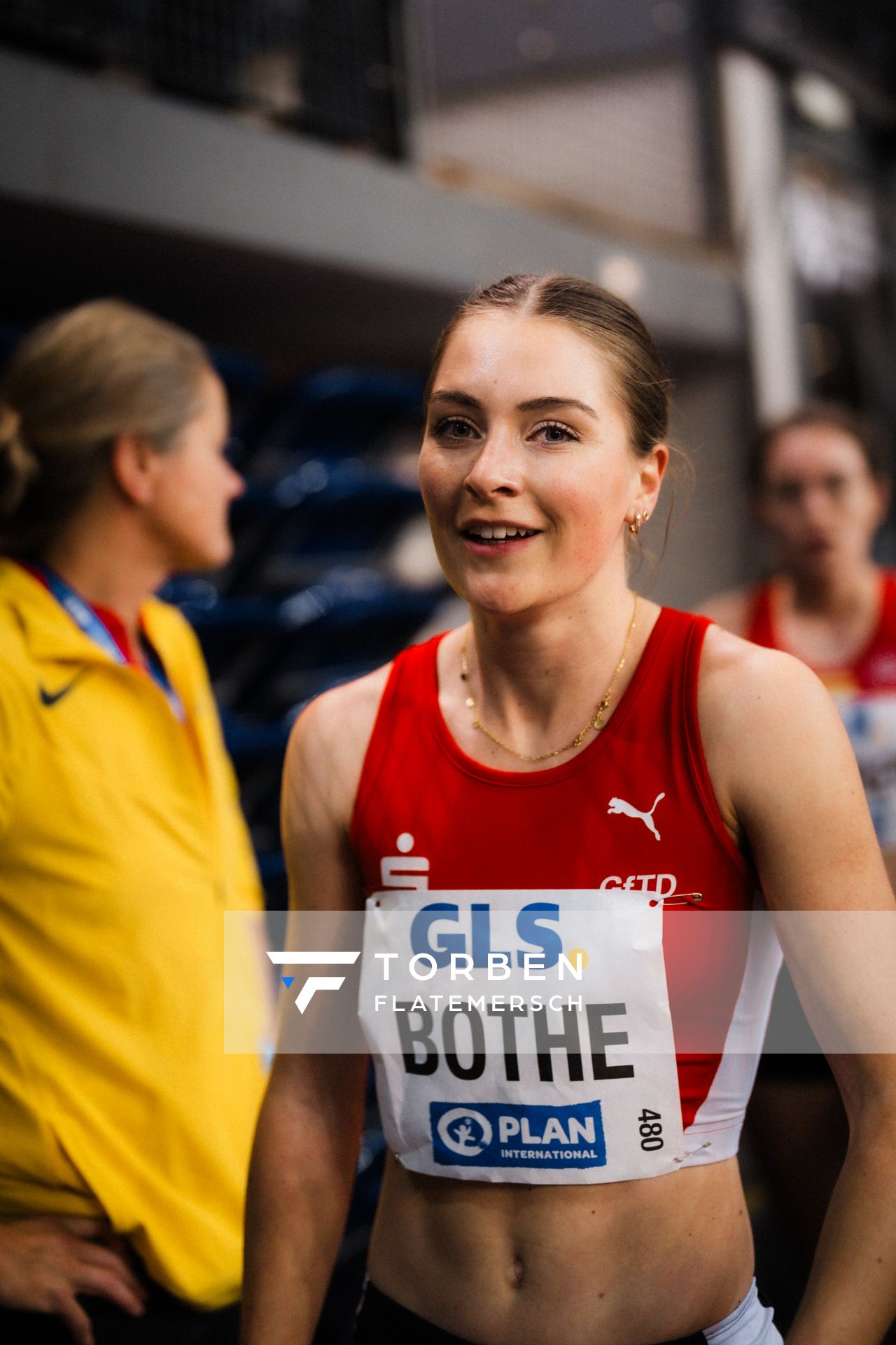 Carolin Bothe (LG Olympia Dortmund) nach dem 800m Vorlauf am 17.02.2024 während den 71. Deutschen Leichtathletik-Hallenmeisterschaften in der QUARTERBACK Immobilien ARENA in Leipzig