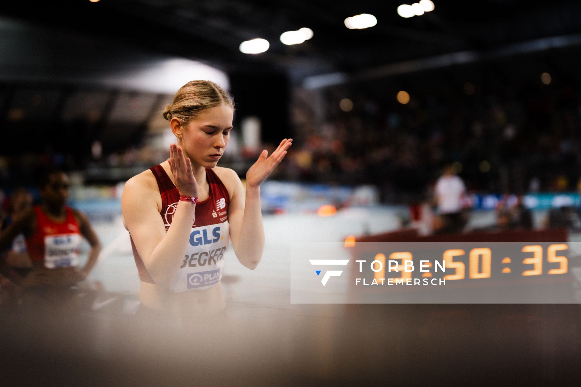 Jana Marie Becker (Königsteiner LV) vor dem 800m Vorlauf am 17.02.2024 während den 71. Deutschen Leichtathletik-Hallenmeisterschaften in der QUARTERBACK Immobilien ARENA in Leipzig