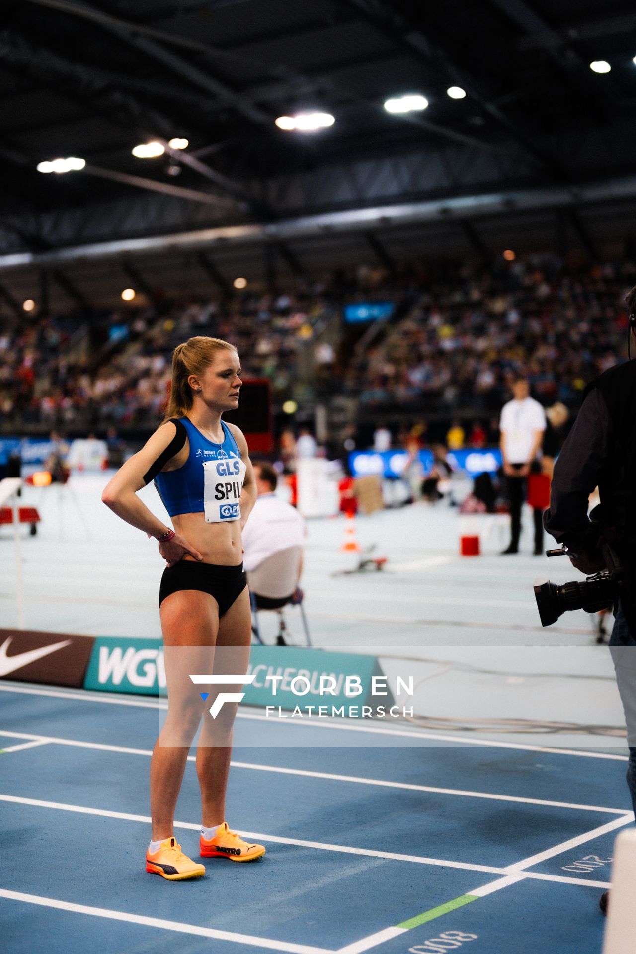 Tanja Spill (LAV Bayer Uerdingen/Dormagen) vor dem 800m Vorlauf am 17.02.2024 während den 71. Deutschen Leichtathletik-Hallenmeisterschaften in der QUARTERBACK Immobilien ARENA in Leipzig