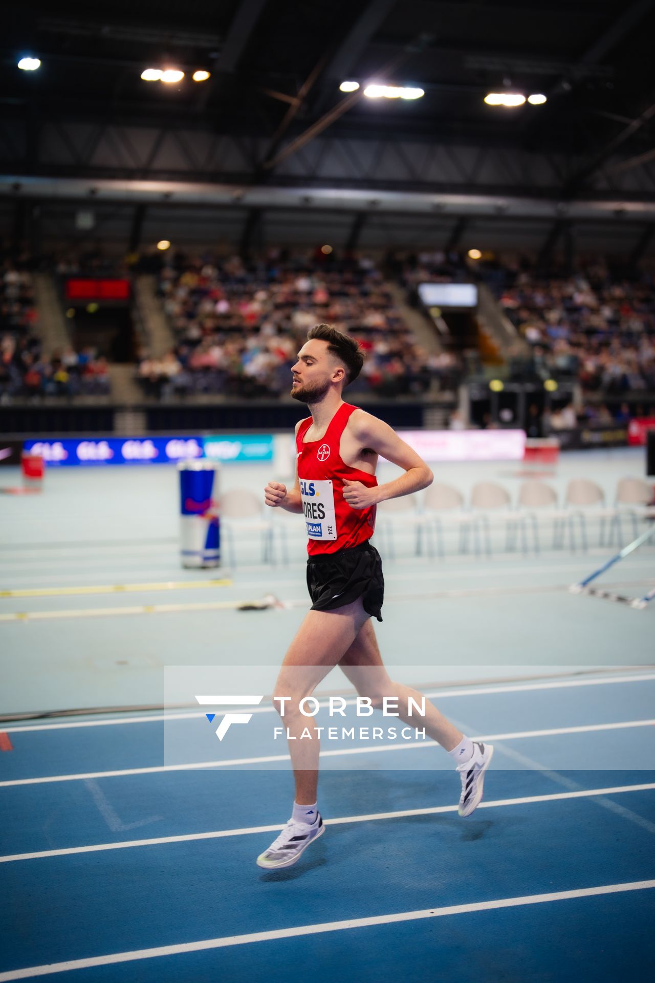 Max Nores (TSV Bayer 04 Leverkusen) vor dem 3000m Finale am 17.02.2024 während den 71. Deutschen Leichtathletik-Hallenmeisterschaften in der QUARTERBACK Immobilien ARENA in Leipzig