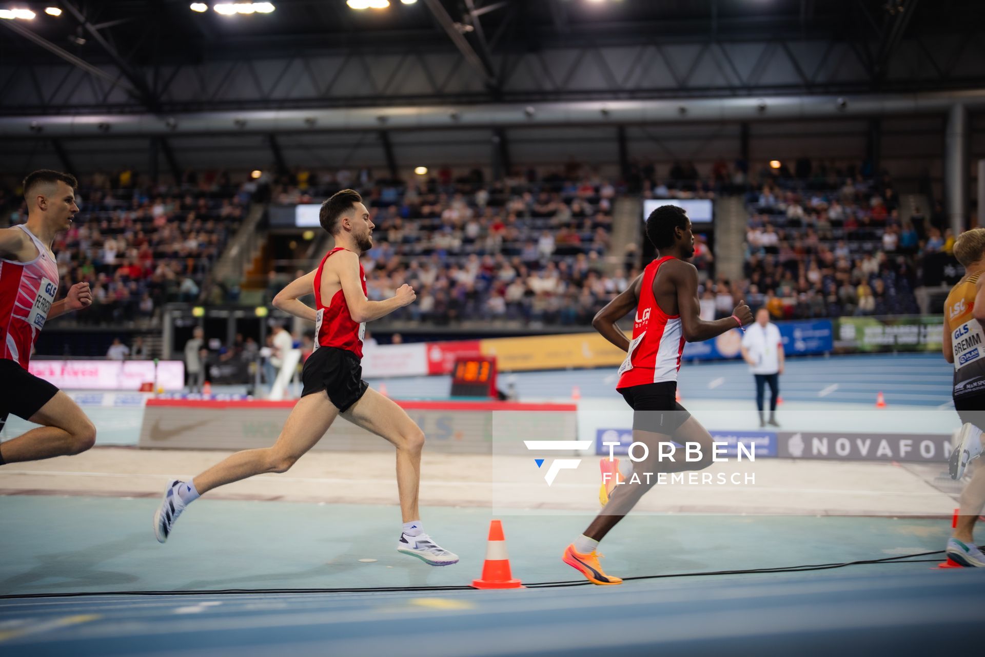 Max Nores (TSV Bayer 04 Leverkusen) im 3000m Finale am 17.02.2024 während den 71. Deutschen Leichtathletik-Hallenmeisterschaften in der QUARTERBACK Immobilien ARENA in Leipzig