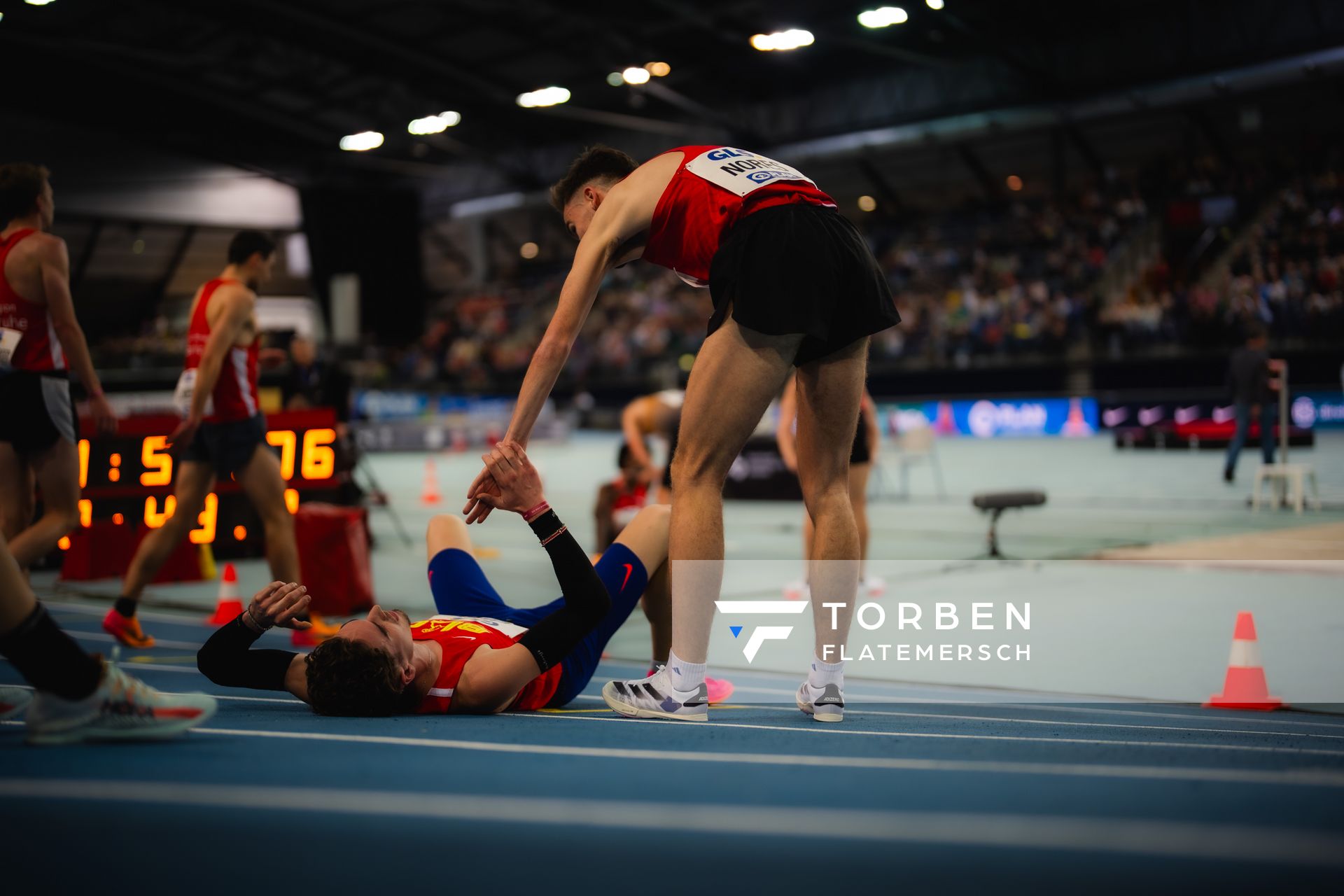 Felix Ebel (Braunschweiger Laufclub) und Max Nores (TSV Bayer 04 Leverkusen) am 17.02.2024 während den 71. Deutschen Leichtathletik-Hallenmeisterschaften in der QUARTERBACK Immobilien ARENA in Leipzig