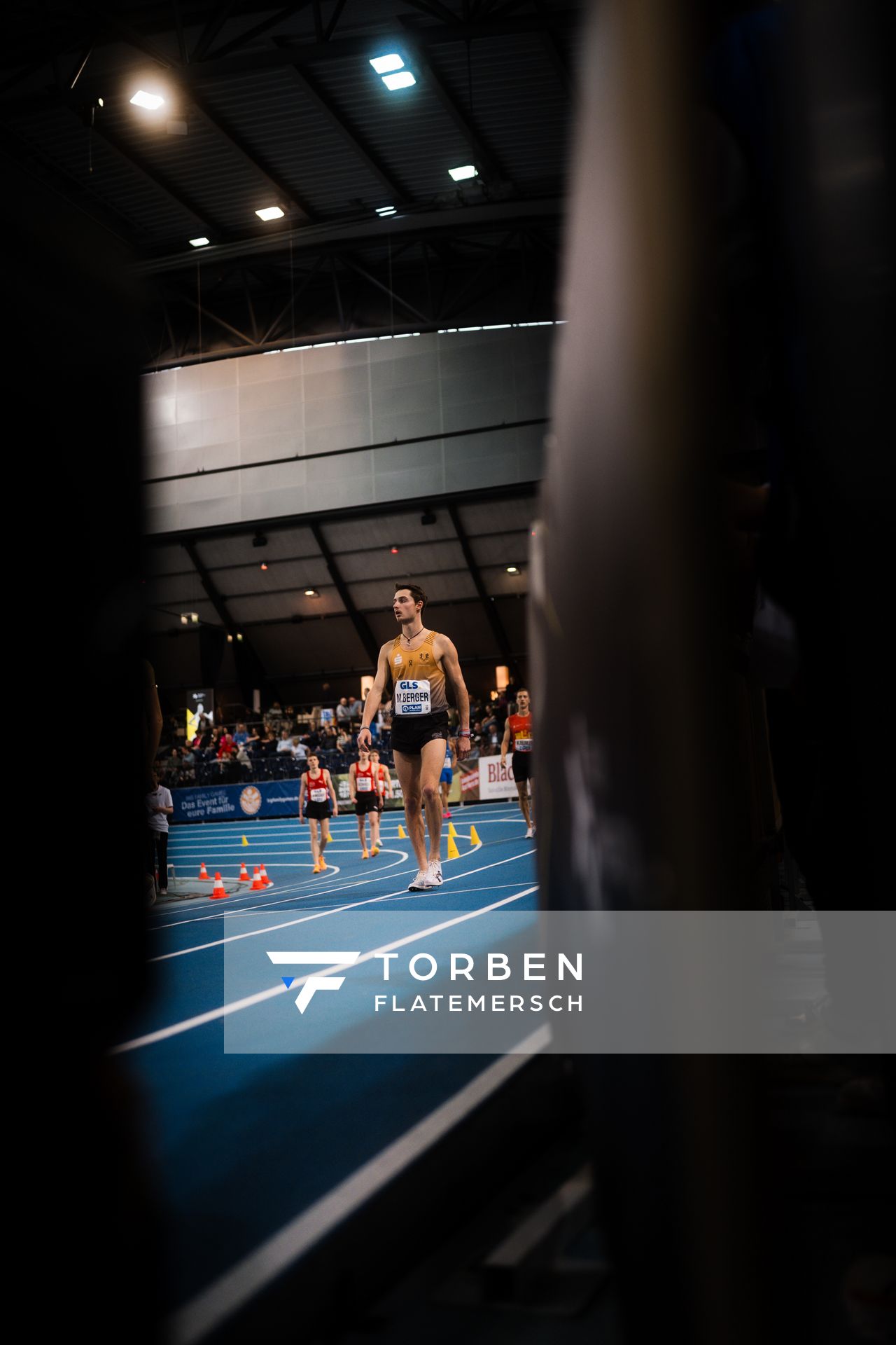 Maximilian Berger (LSC Höchstadt/Aisch) vor dem 1500m Start am 18.02.2024 während den 71. Deutschen Leichtathletik-Hallenmeisterschaften in der QUARTERBACK Immobilien ARENA in Leipzig