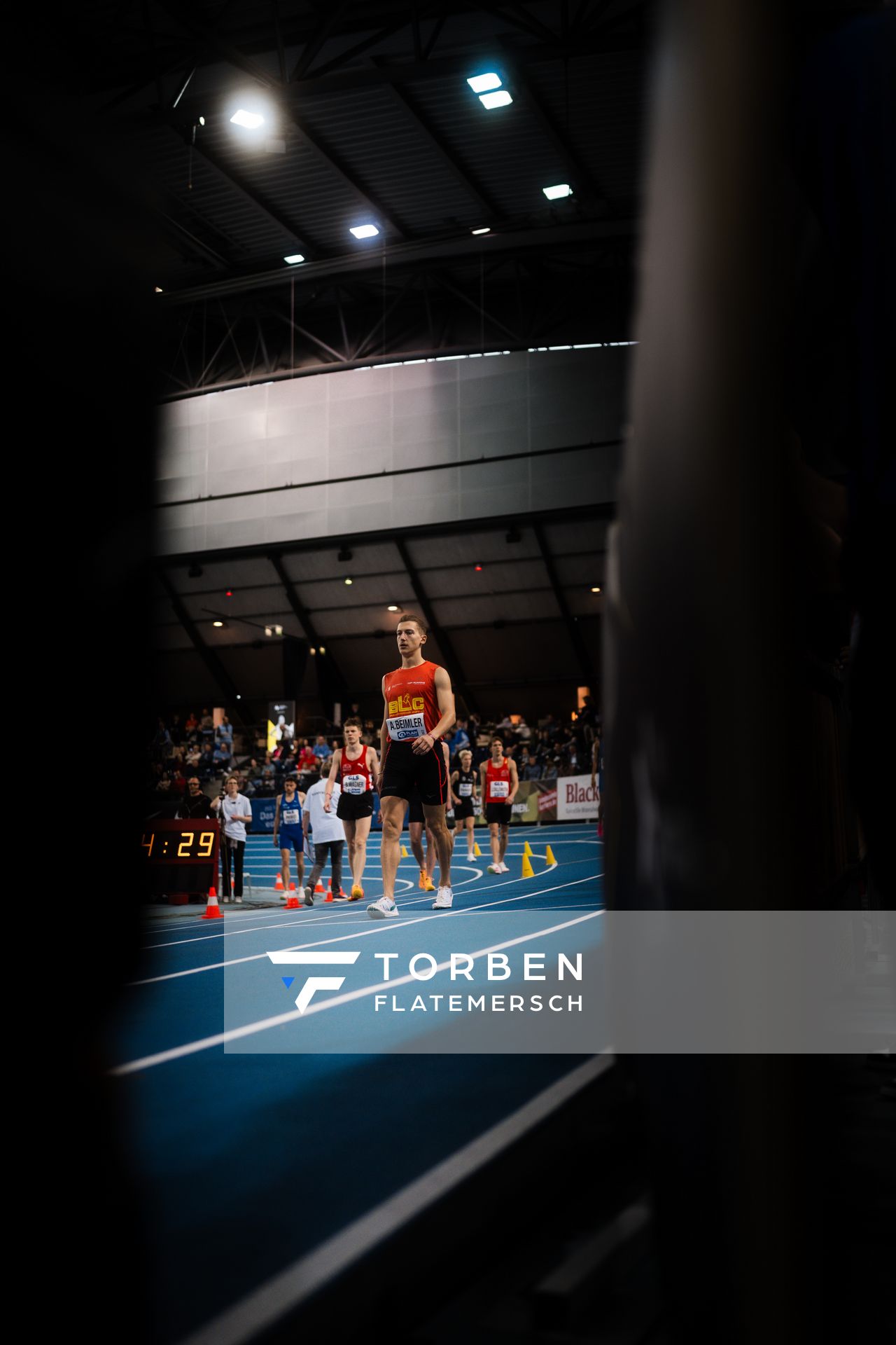 Artur Beimler (Braunschweiger Laufclub) vor dem 1500m Start am 18.02.2024 während den 71. Deutschen Leichtathletik-Hallenmeisterschaften in der QUARTERBACK Immobilien ARENA in Leipzig