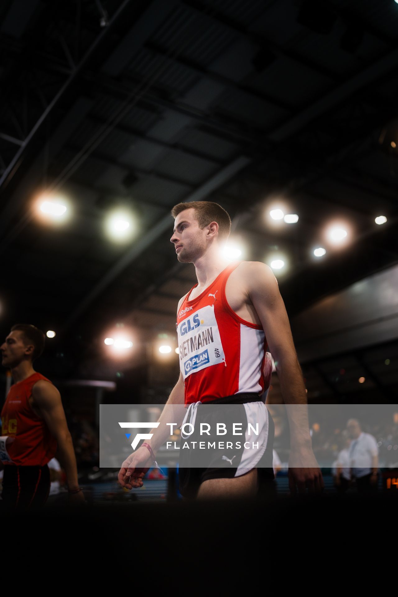 Marco Sietmann (LG Brillux Münster) vor dem 1500m Start am 18.02.2024 während den 71. Deutschen Leichtathletik-Hallenmeisterschaften in der QUARTERBACK Immobilien ARENA in Leipzig