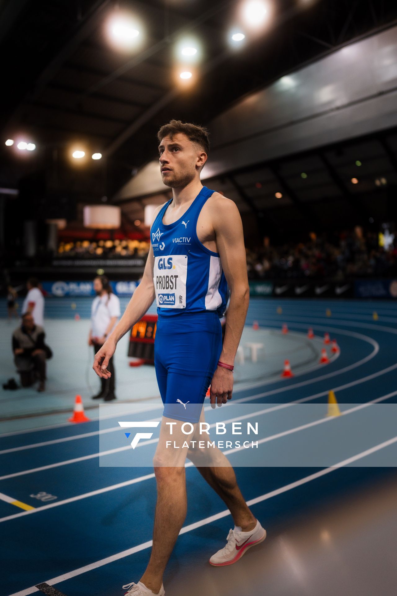 Marius Probst (TV Wattenscheid 01) vor dem 1500m Start am 18.02.2024 während den 71. Deutschen Leichtathletik-Hallenmeisterschaften in der QUARTERBACK Immobilien ARENA in Leipzig