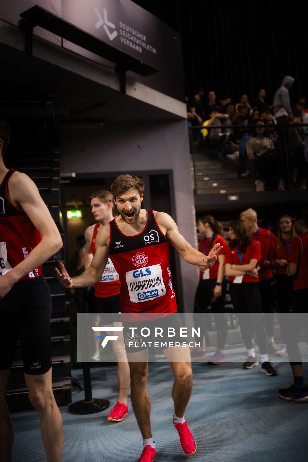 Fabian Dammermann (LG Osnabrück) freut sich auf die 4x200m Staffel am 18.02.2024 während den 71. Deutschen Leichtathletik-Hallenmeisterschaften in der QUARTERBACK Immobilien ARENA in Leipzig