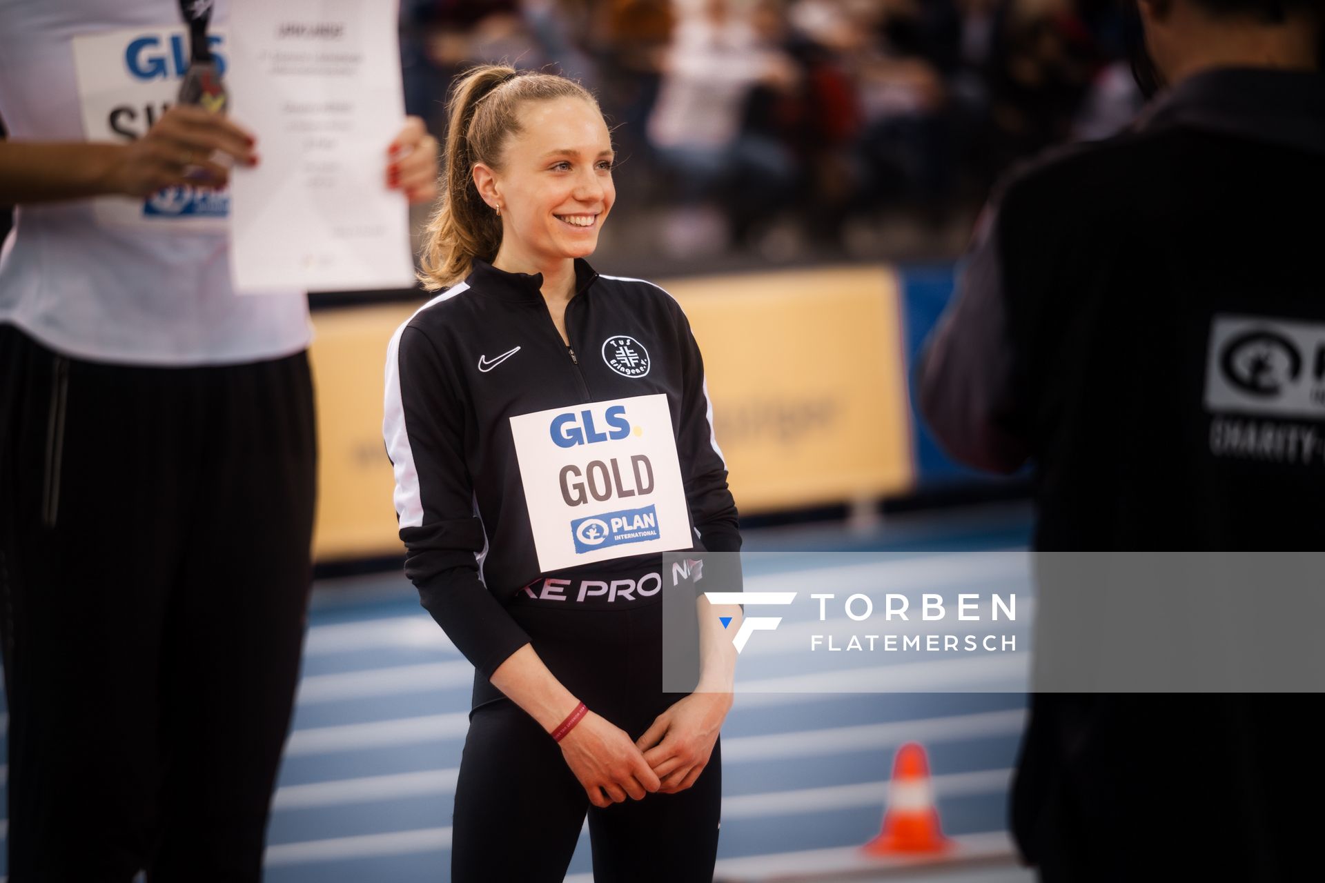 Alina Ammann (TuS Esingen) bei der Siegerehrung am 18.02.2024 während den 71. Deutschen Leichtathletik-Hallenmeisterschaften in der QUARTERBACK Immobilien ARENA in Leipzig