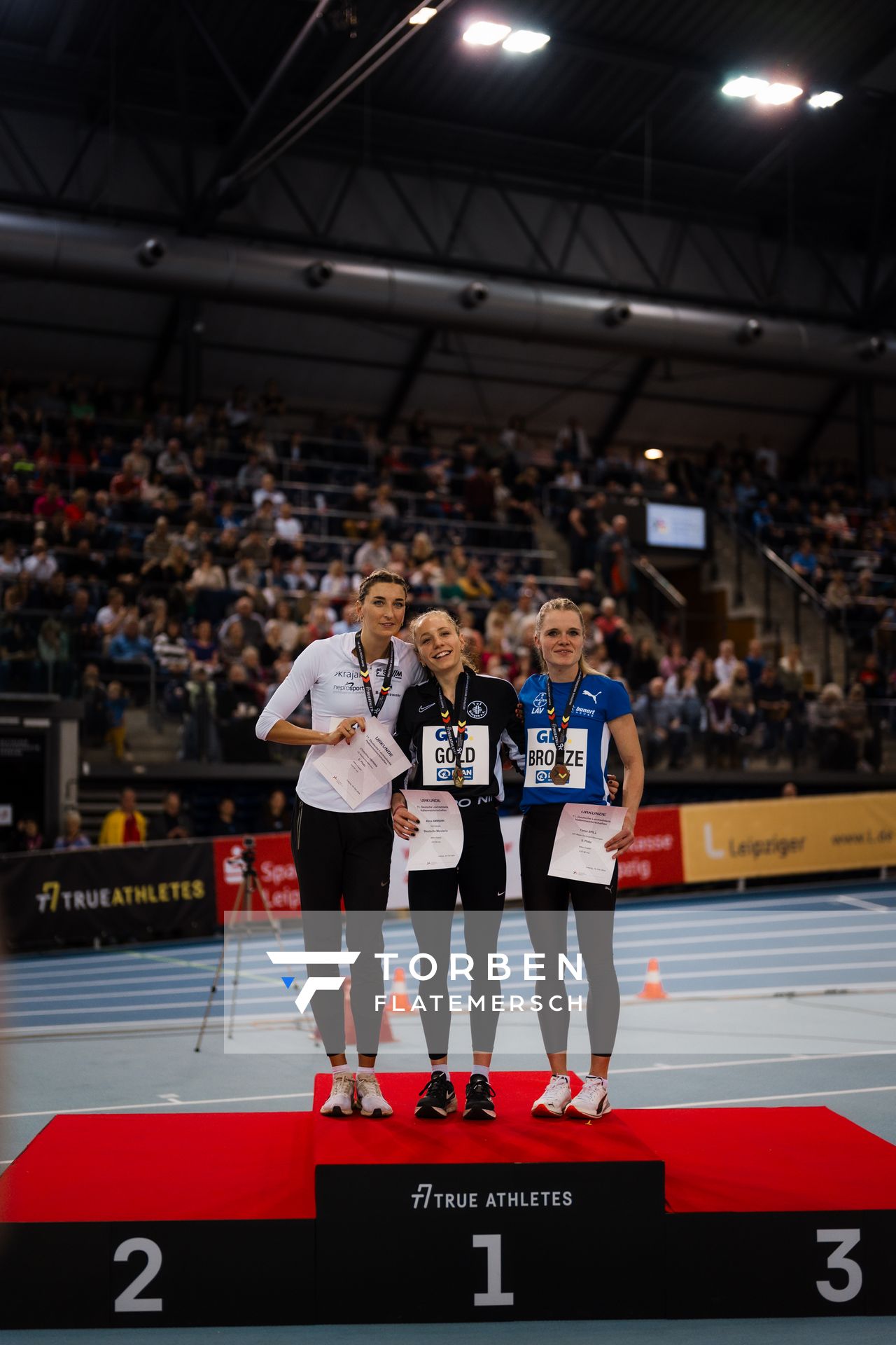 Siegerehrung 800m Frauen: Christina Hering (LG Stadtwerke München), Alina Ammann (TuS Esingen), Tanja Spill (LAV Bayer Uerdingen/Dormagen) bei der Siegerehrung am 18.02.2024 während den 71. Deutschen Leichtathletik-Hallenmeisterschaften in der QUARTERBACK Immobilien ARENA in Leipzig