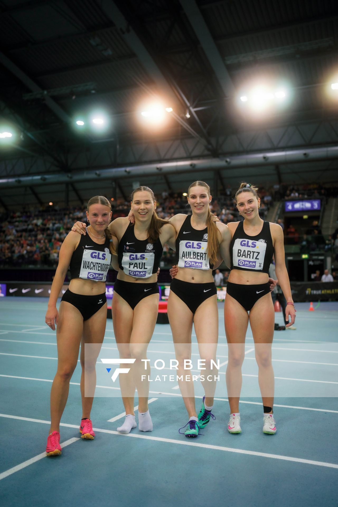 Die 4x200m Staffel Hannover 96 mit Jule Wachtendorf, Johanna Paul, Michelle Aulbert, Mayleen Bartz am 18.02.2024 während den 71. Deutschen Leichtathletik-Hallenmeisterschaften in der QUARTERBACK Immobilien ARENA in Leipzig