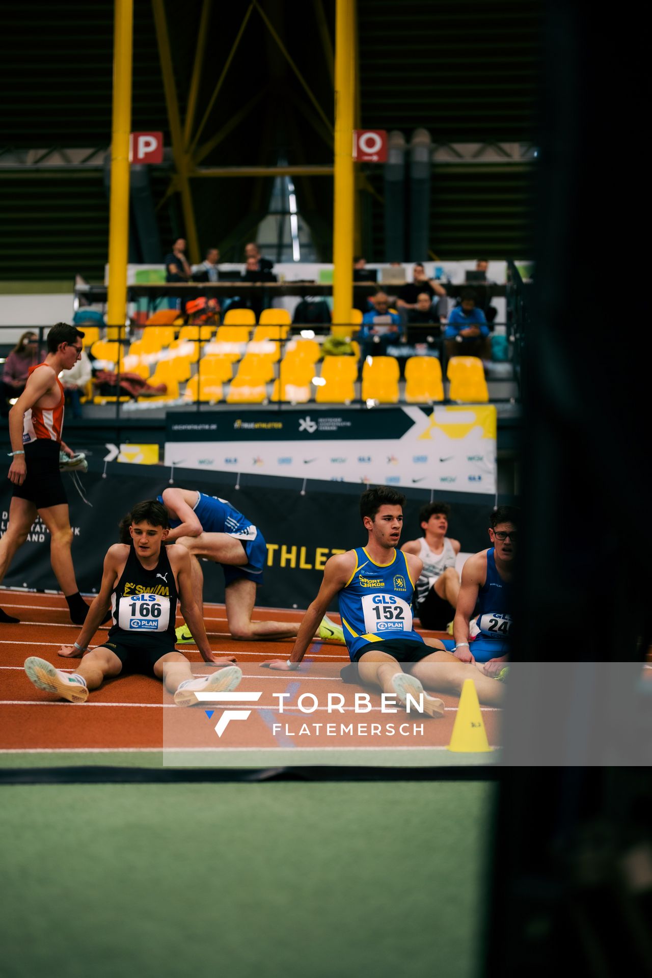 Levin Saveur (LG Stadtwerke München), Jonas Storch (LG Passau) waehrend der 55. Deutsche Jugend-Hallenmeisterschaften U20 am 24.02.2024 in der Helmut-Körnig-Halle in Dortmund