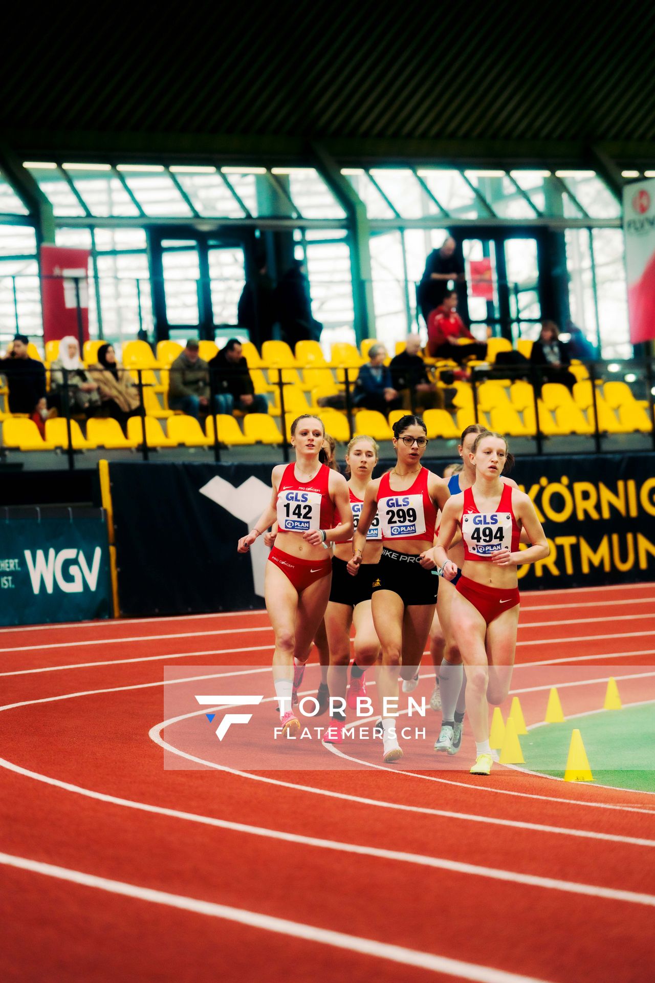 Jule Lindner (LG Bamberg), Anna Malena Wolff López (Braunschweiger Laufclub), Lillie Dierbeck (Dresdner SC 1898) waehrend der 55. Deutsche Jugend-Hallenmeisterschaften U20 am 24.02.2024 in der Helmut-Körnig-Halle in Dortmund