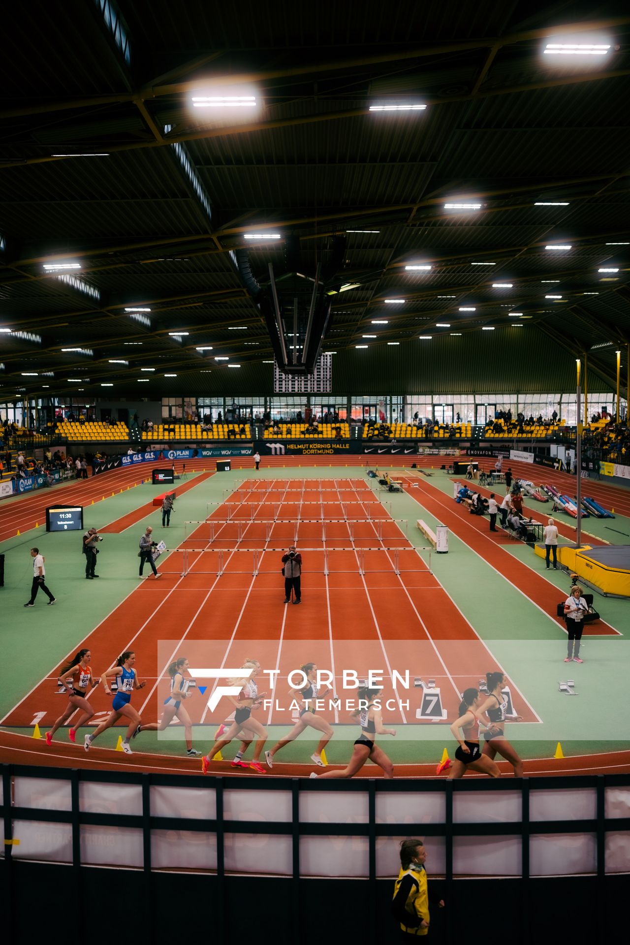 1500m der weiblichen U20 waehrend der 55. Deutsche Jugend-Hallenmeisterschaften U20 am 24.02.2024 in der Helmut-Körnig-Halle in Dortmund