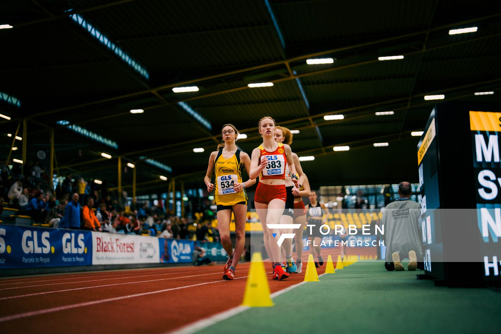 Lara Ackermann (LG Vogtland), Zuzka Walter (ASV Erfurt) waehrend der 55. Deutsche Jugend-Hallenmeisterschaften U20 am 24.02.2024 in der Helmut-Körnig-Halle in Dortmund