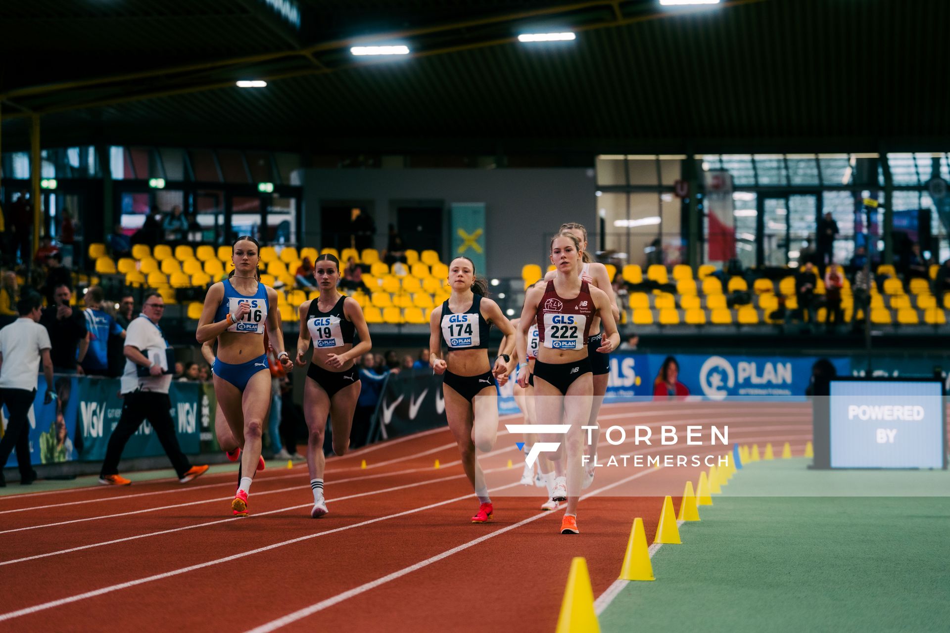 Lorena Azzola (MTG Mannheim), Leni Hanselmann (MTV 1881 Ingolstadt), Jana Marie Becker (Königsteiner LV) waehrend der 55. Deutsche Jugend-Hallenmeisterschaften U20 am 24.02.2024 in der Helmut-Körnig-Halle in Dortmund