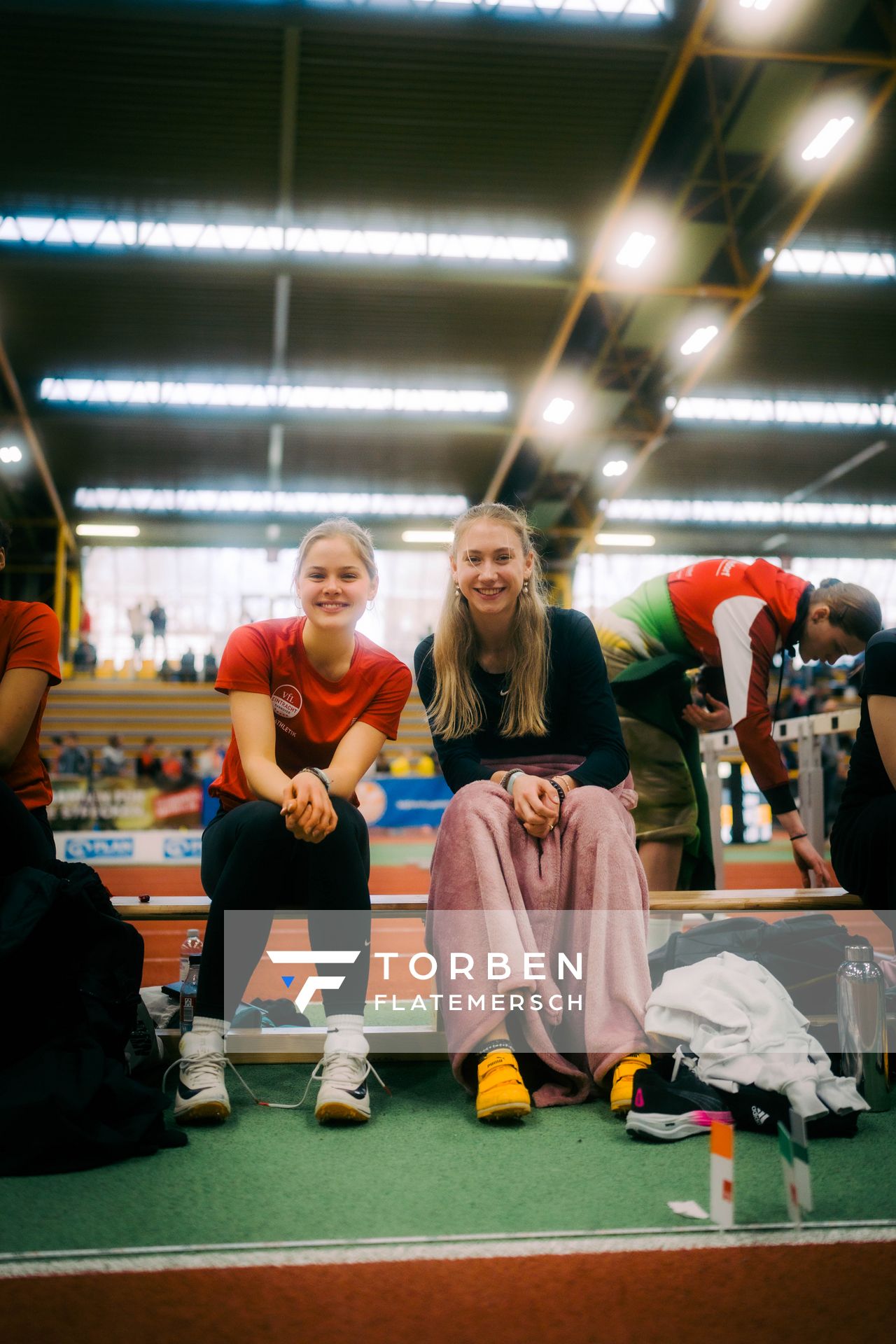 Meret Marie Plesse (VfL Eintracht Hannover), Lotta-Henrike Werner (LG Weserbergland) waehrend der 55. Deutsche Jugend-Hallenmeisterschaften U20 am 24.02.2024 in der Helmut-Körnig-Halle in Dortmund
