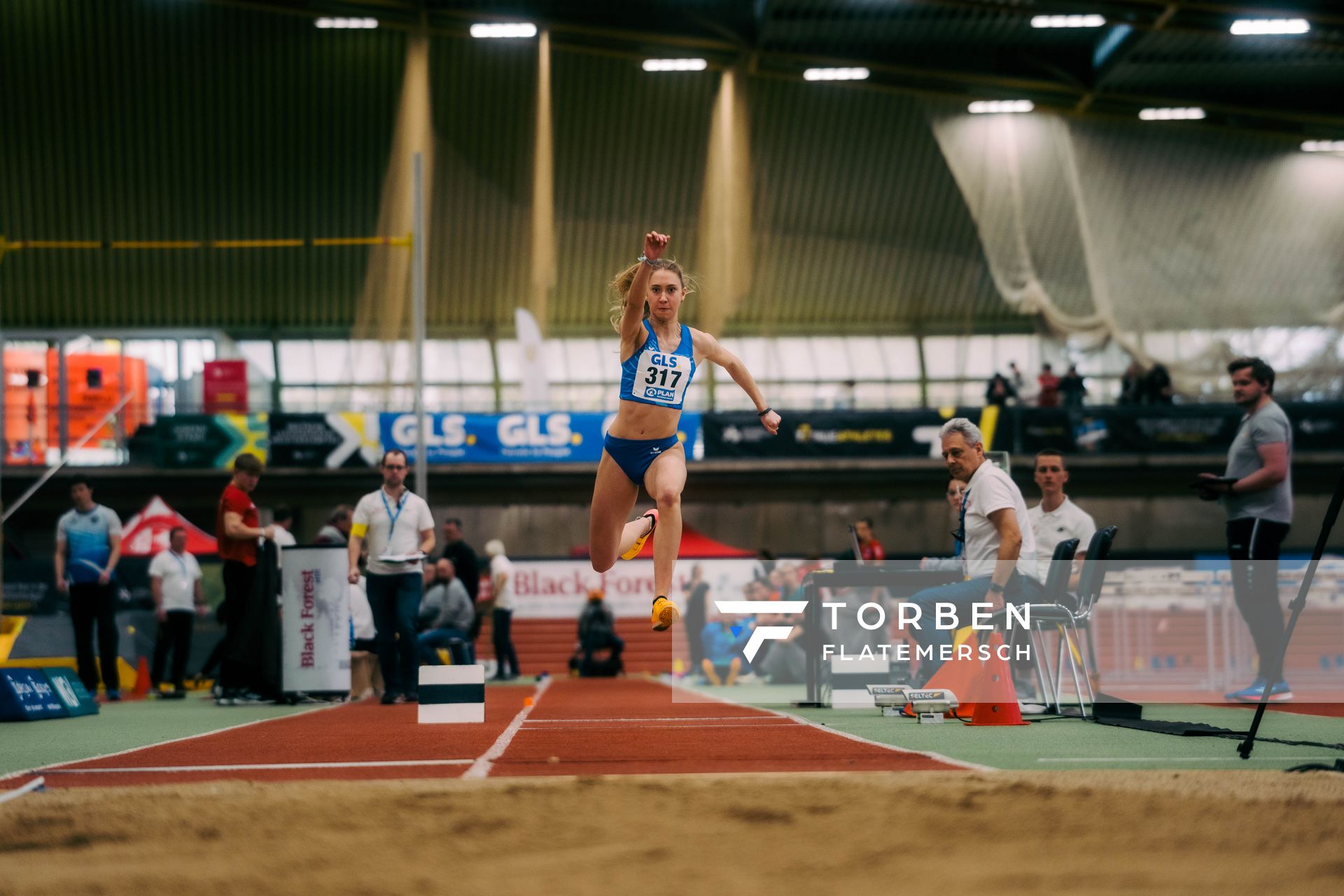 Lotta-Henrike Werner (LG Weserbergland) im Weitsprung waehrend der 55. Deutsche Jugend-Hallenmeisterschaften U20 am 24.02.2024 in der Helmut-Körnig-Halle in Dortmund