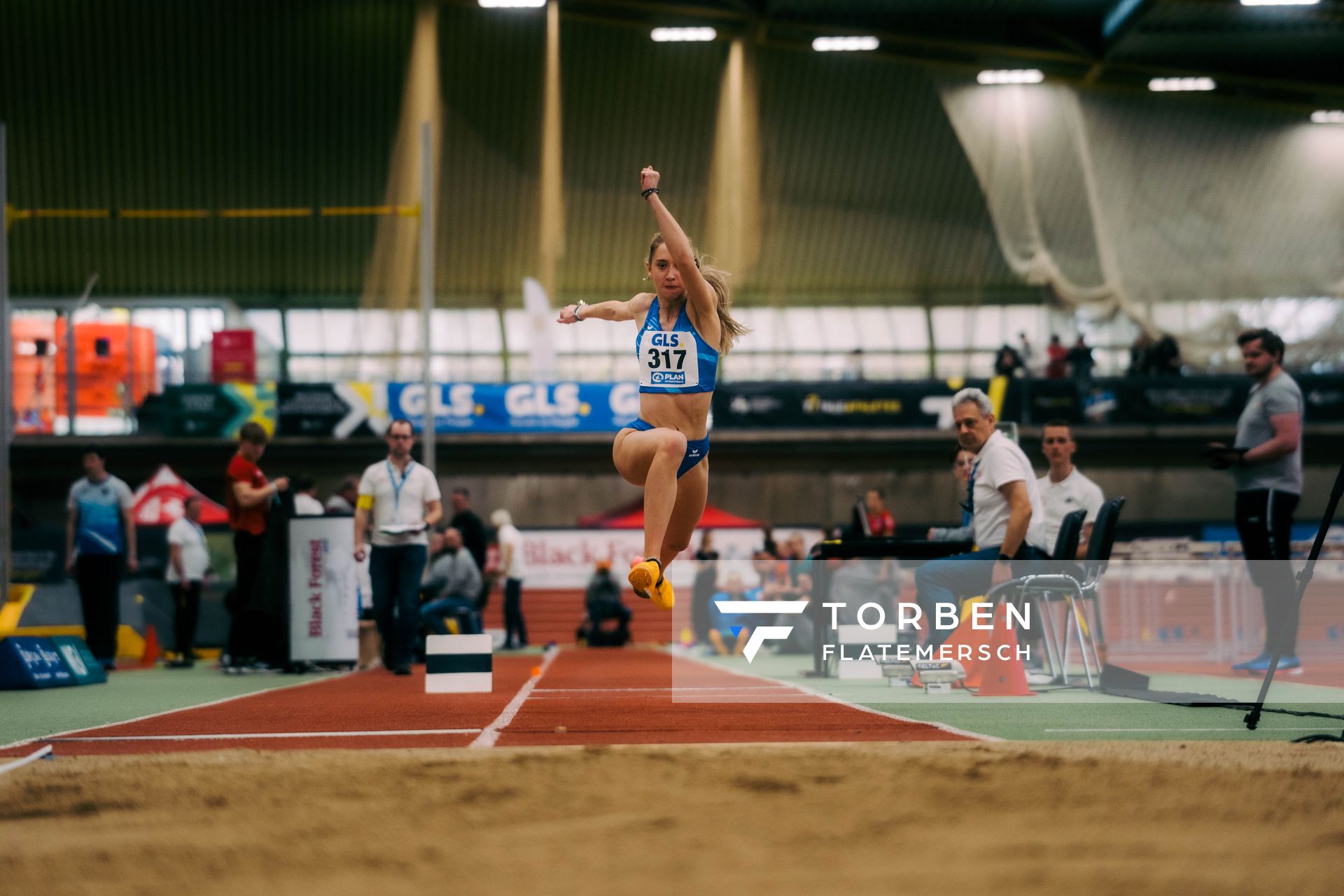 Lotta-Henrike Werner (LG Weserbergland) im Weitsprung waehrend der 55. Deutsche Jugend-Hallenmeisterschaften U20 am 24.02.2024 in der Helmut-Körnig-Halle in Dortmund