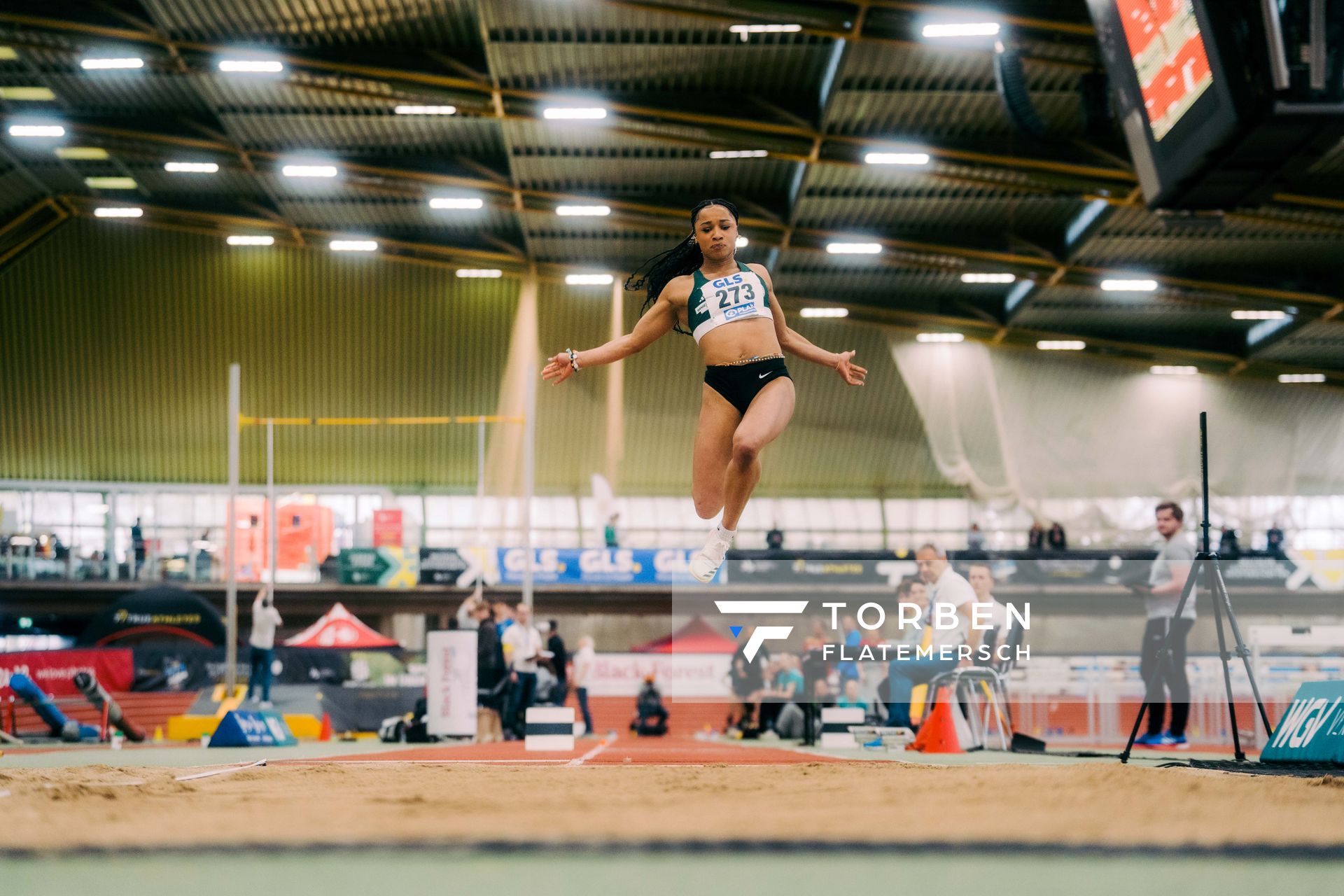 Josie Krone (TSG Bergedorf) im Weitsprung waehrend der 55. Deutsche Jugend-Hallenmeisterschaften U20 am 24.02.2024 in der Helmut-Körnig-Halle in Dortmund