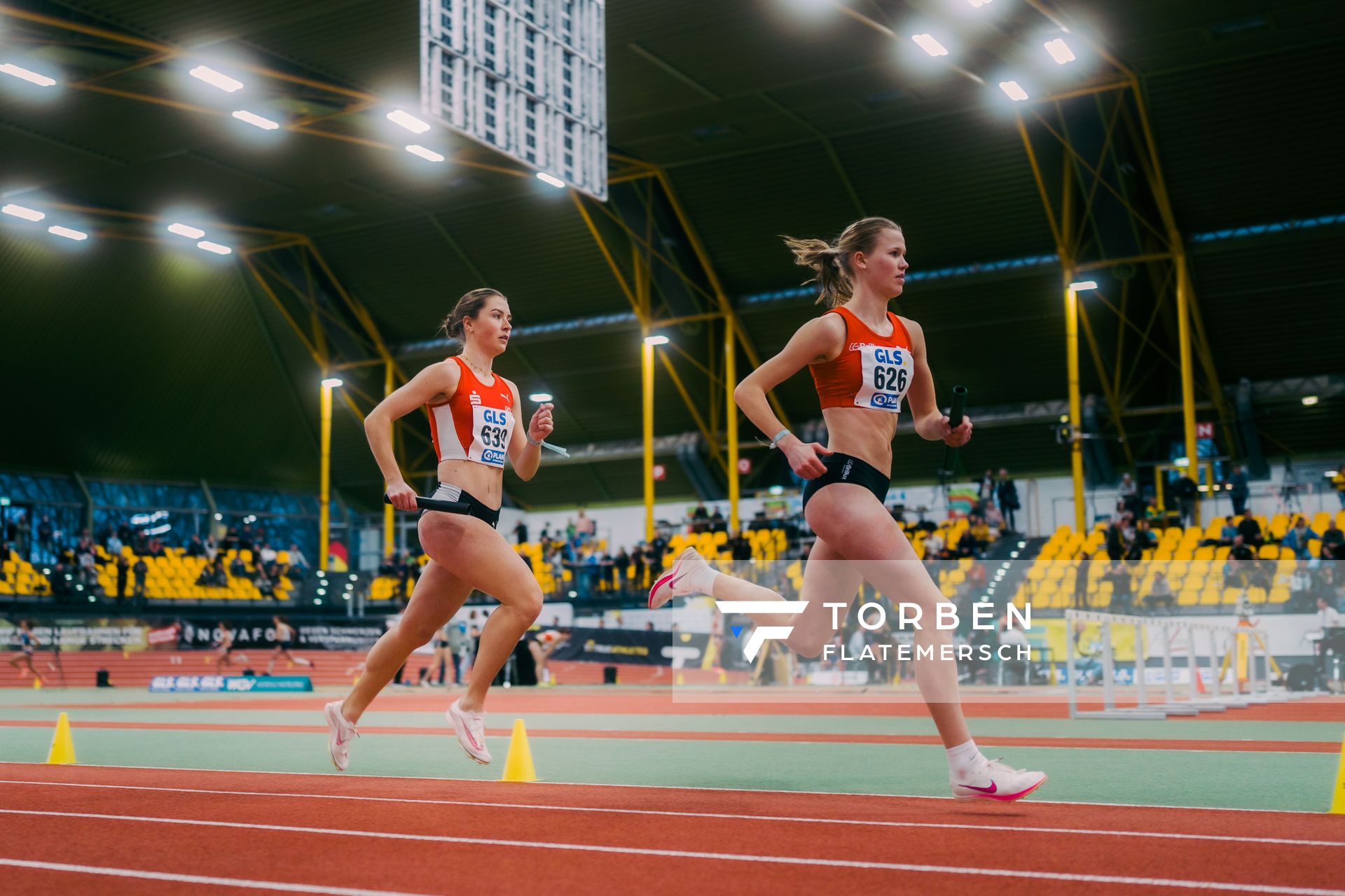 Carolin Bothe (LG Olympia Dortmund), Pia Schlattmann (LG Brillux Münster) waehrend der 55. Deutsche Jugend-Hallenmeisterschaften U20 am 24.02.2024 in der Helmut-Körnig-Halle in Dortmund