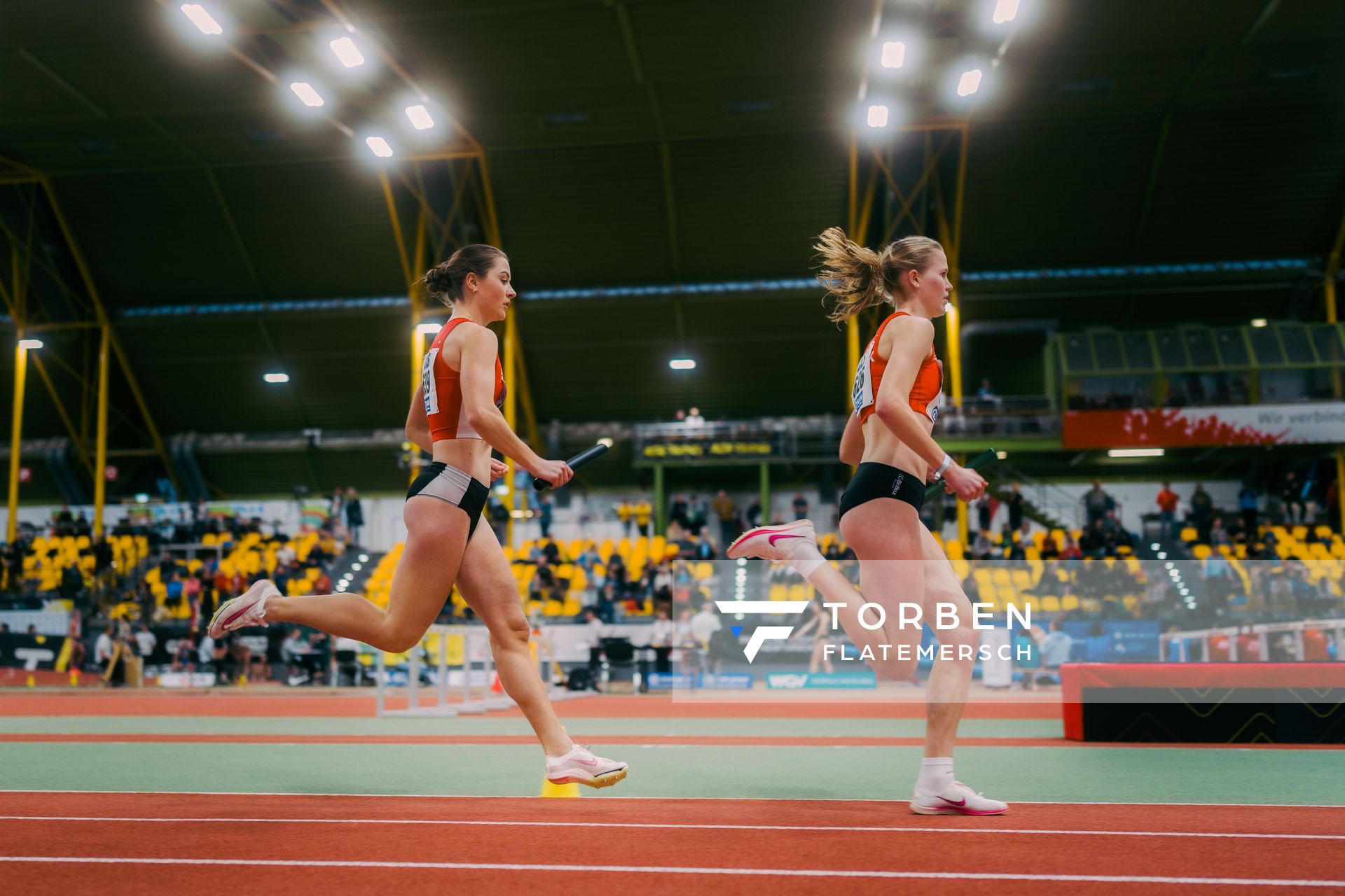 Carolin Bothe (LG Olympia Dortmund), Pia Schlattmann (LG Brillux Münster) waehrend der 55. Deutsche Jugend-Hallenmeisterschaften U20 am 24.02.2024 in der Helmut-Körnig-Halle in Dortmund