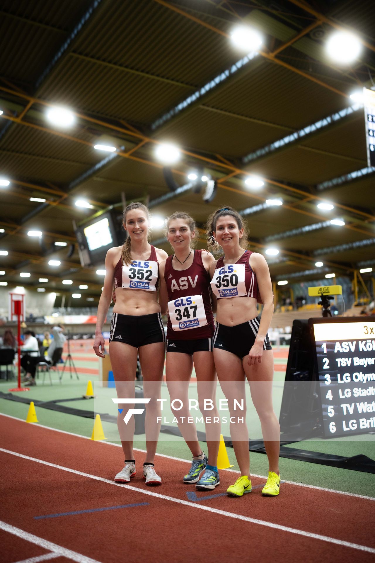 Inken Terjung (ASV Köln e. V.), Vera Coutellier (ASV Köln e. V.), Sarah Schmitz (ASV Köln e. V.) waehrend der 55. Deutsche Jugend-Hallenmeisterschaften U20 am 24.02.2024 in der Helmut-Körnig-Halle in Dortmund