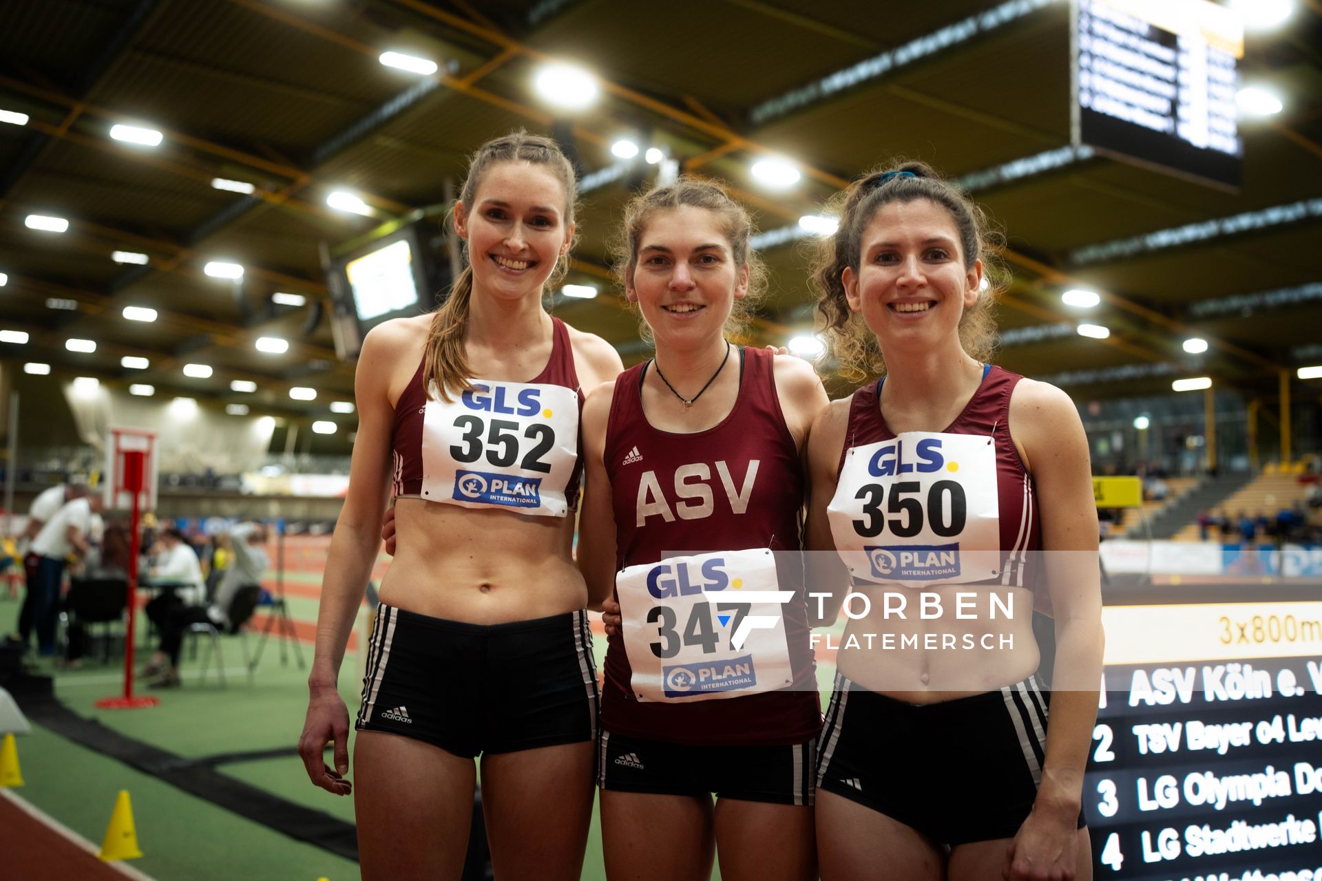 Inken Terjung (ASV Köln e. V.), Vera Coutellier (ASV Köln e. V.), Sarah Schmitz (ASV Köln e. V.) waehrend der 55. Deutsche Jugend-Hallenmeisterschaften U20 am 24.02.2024 in der Helmut-Körnig-Halle in Dortmund