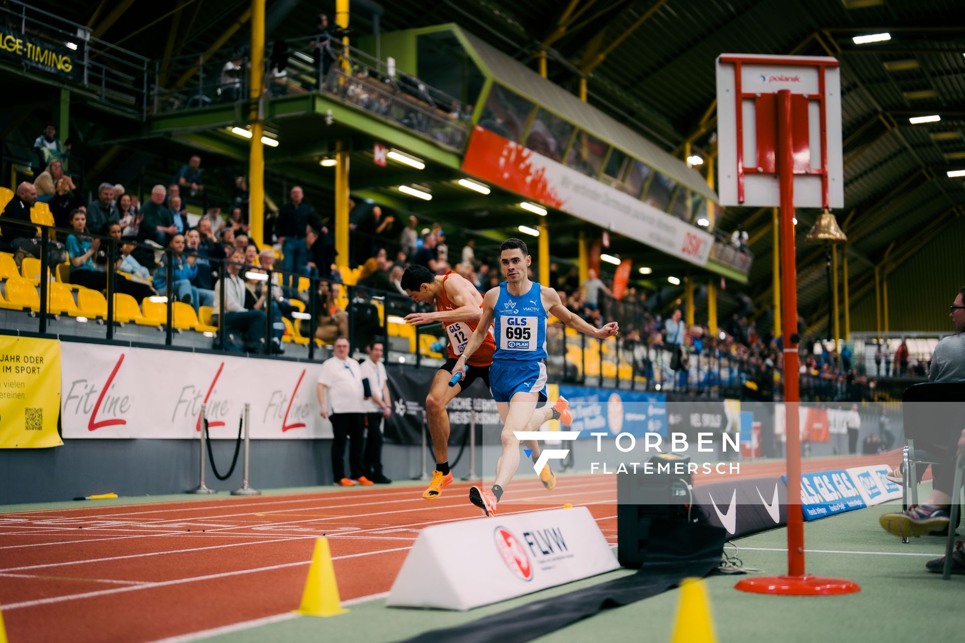 Maximilian Feist (TV Wattenscheid 01) setzt sich vor Christoph Kessler (LG Region Karlsruhe) durch waehrend der 55. Deutsche Jugend-Hallenmeisterschaften U20 am 24.02.2024 in der Helmut-Körnig-Halle in Dortmund