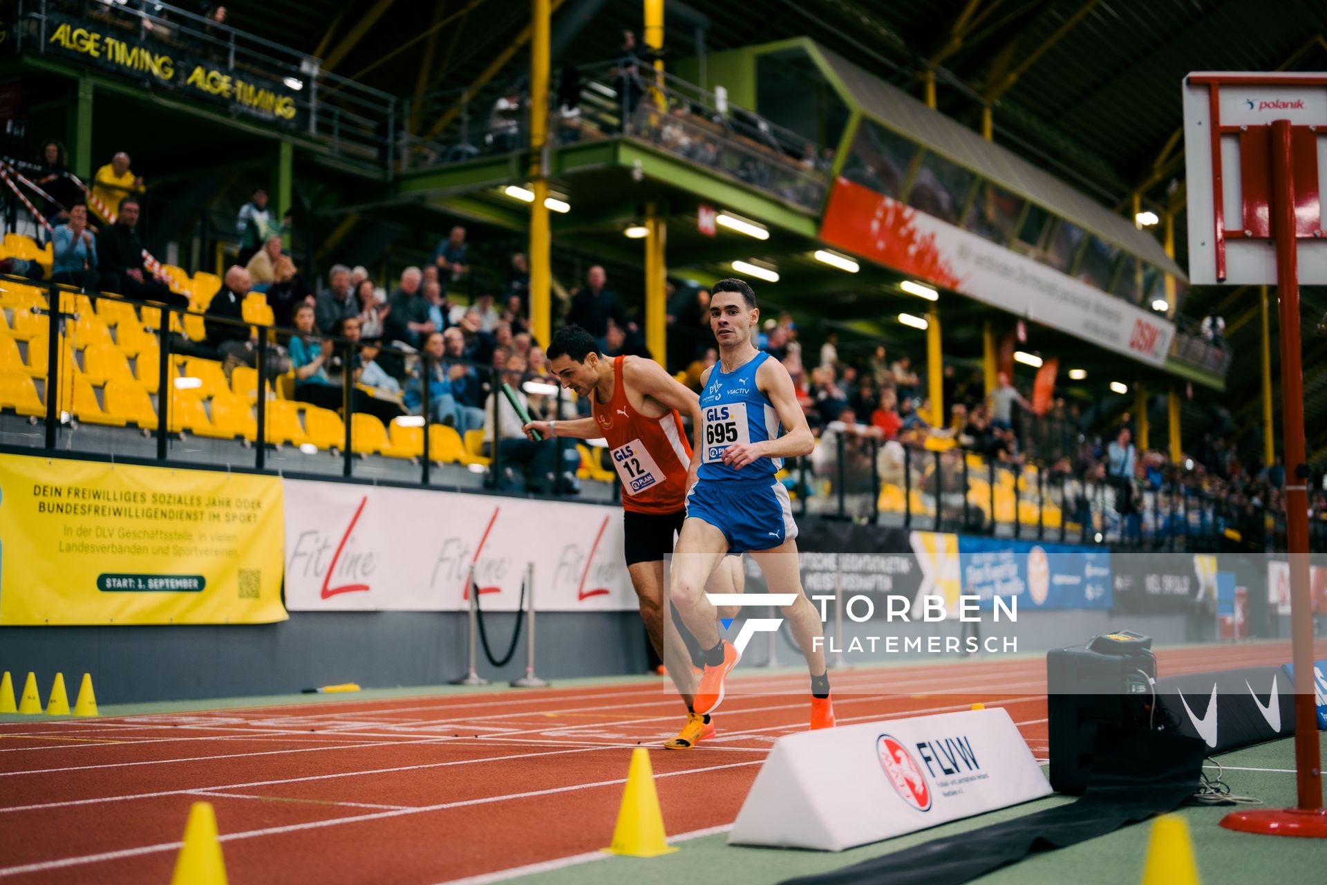 Maximilian Feist (TV Wattenscheid 01) setzt sich vor Christoph Kessler (LG Region Karlsruhe) durch waehrend der 55. Deutsche Jugend-Hallenmeisterschaften U20 am 24.02.2024 in der Helmut-Körnig-Halle in Dortmund