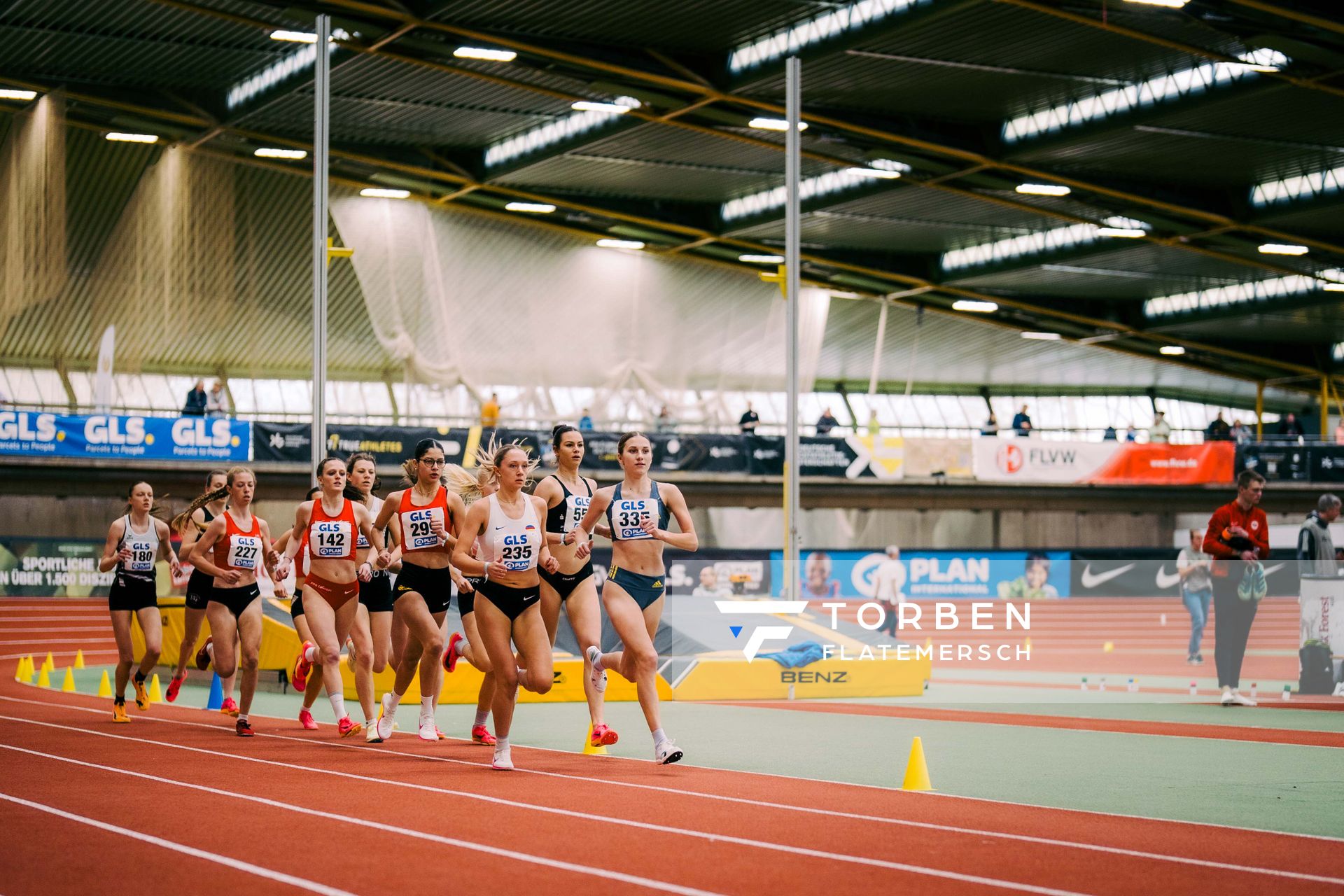 Lilly Steingaß (SC DHfK Leipzig e.V.), Vanessa Mikitenko (SSC Hanau-Rodenbach), Lera Miller (VfL Löningen), Anna Malena Wolff López (Braunschweiger Laufclub), Jule Lindner (LG Bamberg), Pauline Kleesiek (LAV Kassel), Antonia Kräußlich (TSV Bad Rodach) waehrend der 55. Deutsche Jugend-Hallenmeisterschaften U20 am 25.02.2024 in der Helmut-Körnig-Halle in Dortmund