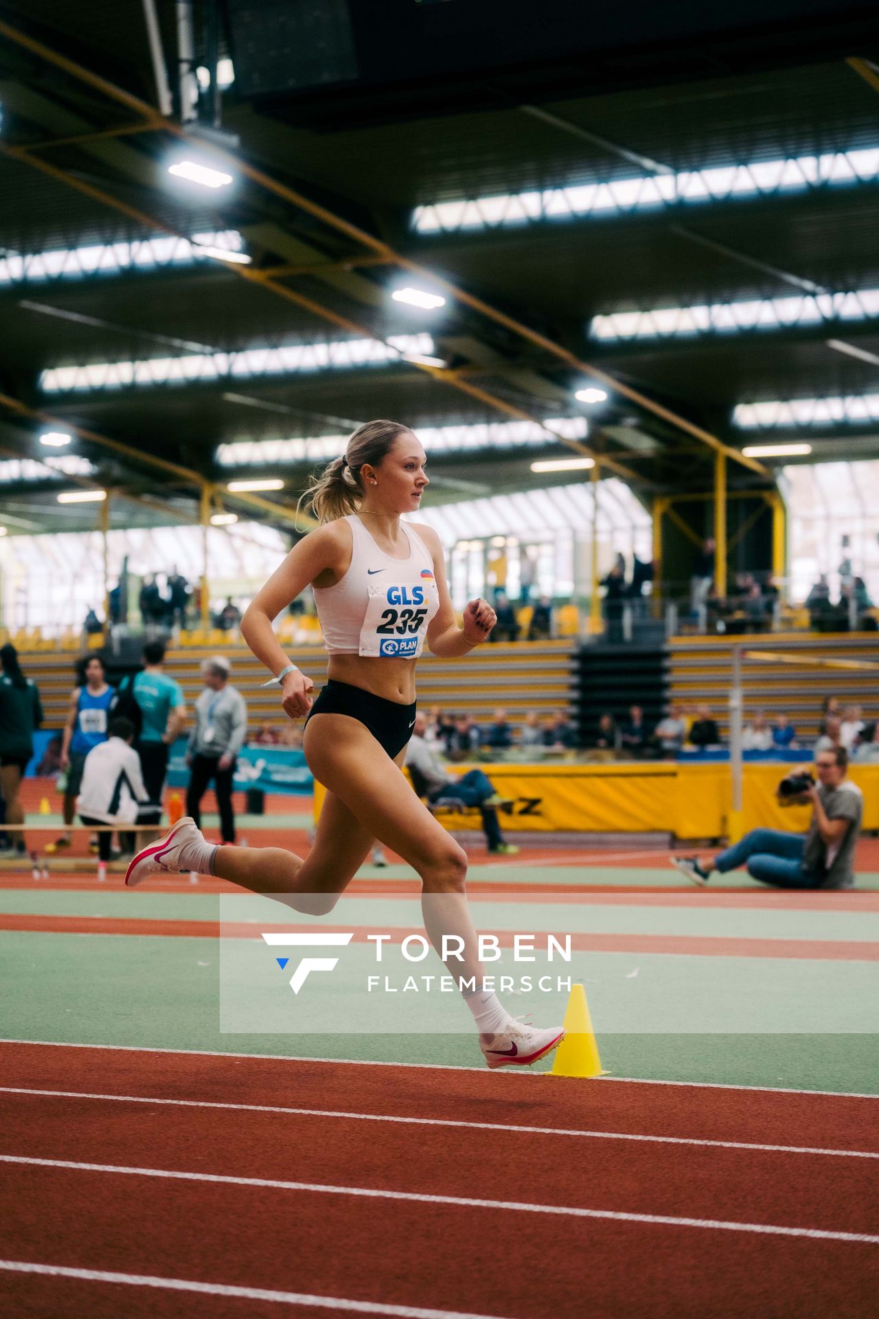 Vanessa Mikitenko (SSC Hanau-Rodenbach) im 1500m Finale waehrend der 55. Deutsche Jugend-Hallenmeisterschaften U20 am 25.02.2024 in der Helmut-Körnig-Halle in Dortmund