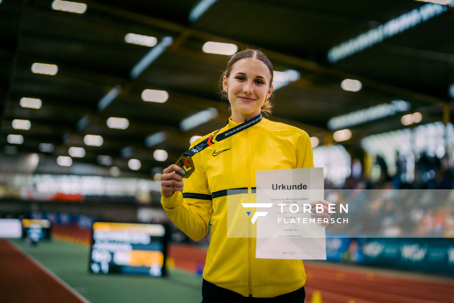 Lera Miller (VfL Löningen) bei der Siegerehrung waehrend der 55. Deutsche Jugend-Hallenmeisterschaften U20 am 25.02.2024 in der Helmut-Körnig-Halle in Dortmund