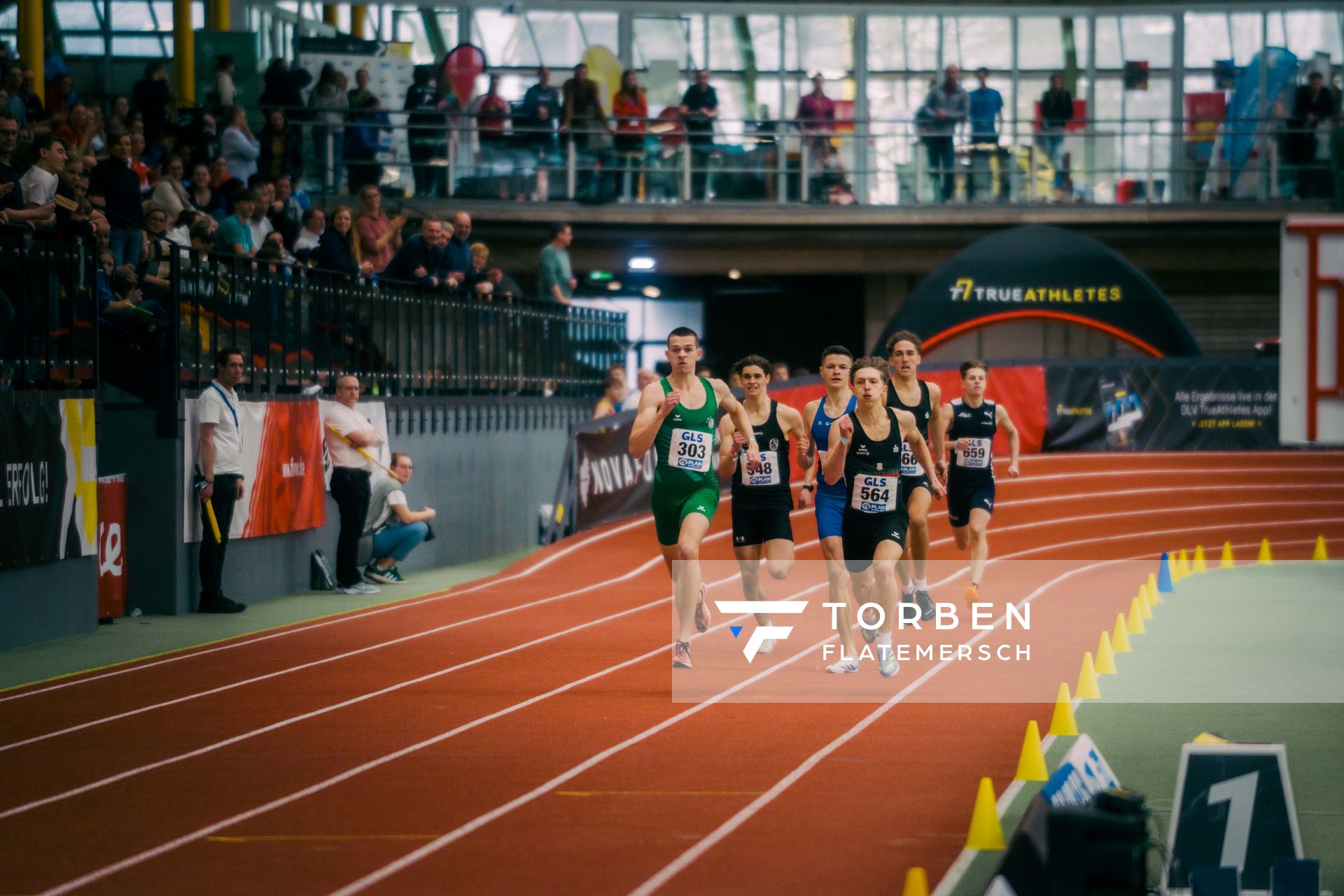 Max Husemann (Eintracht Hildesheim), Luis Krenzlin (SC DHfK Leipzig e.V.), Lucien Berger (Sportclub Magdeburg e.V.) im 400m Finale waehrend der 55. Deutsche Jugend-Hallenmeisterschaften U20 am 25.02.2024 in der Helmut-Körnig-Halle in Dortmund