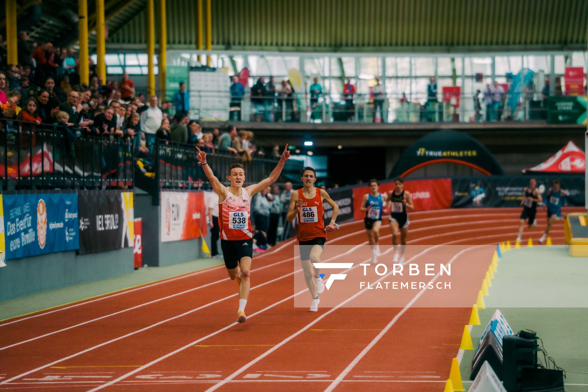 Christopher Arnold (LV 90 Erzgebirge) vor Lennart Zehfeld (LC Rehlingen) waehrend der 55. Deutsche Jugend-Hallenmeisterschaften U20 am 25.02.2024 in der Helmut-Körnig-Halle in Dortmund