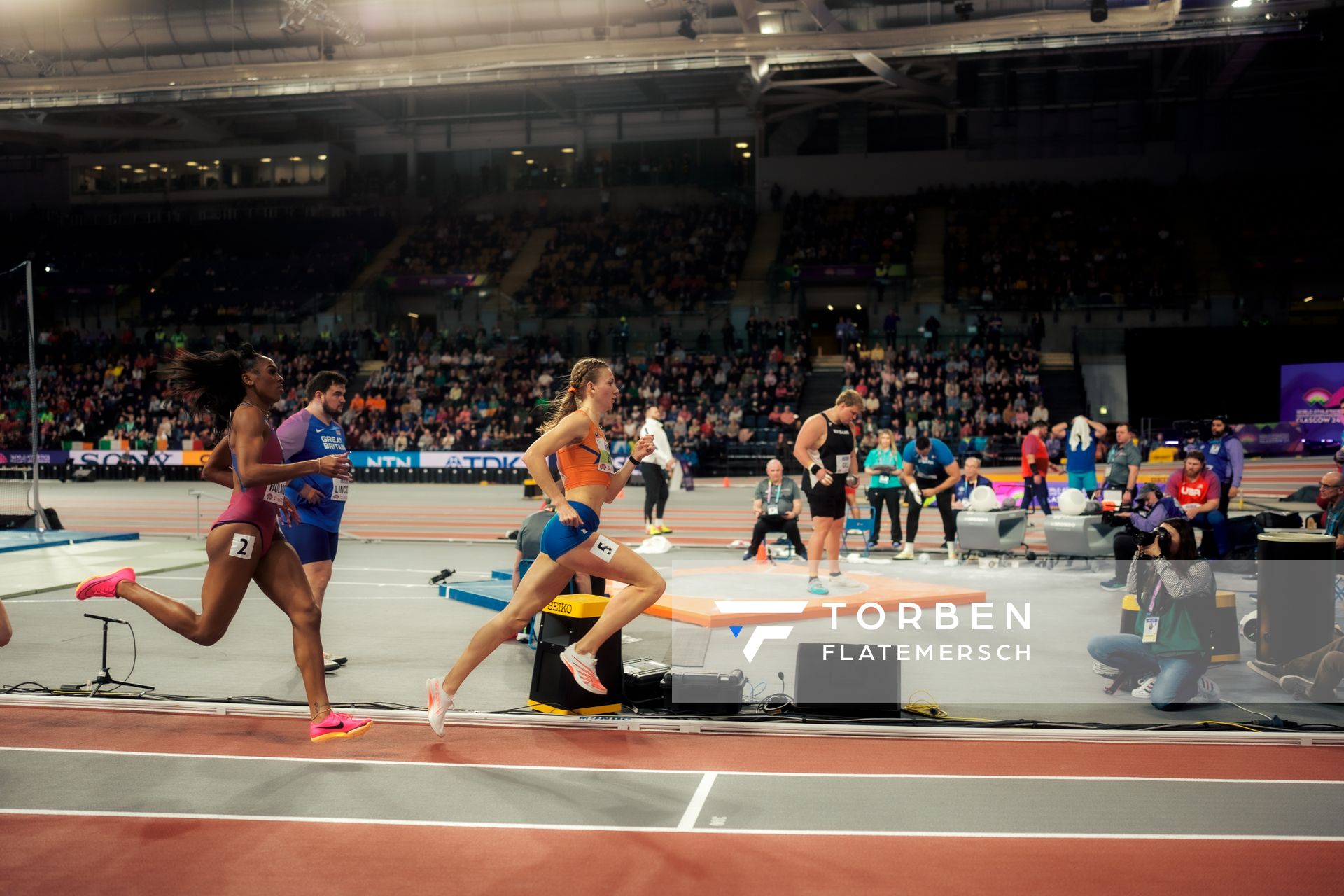 Femke Bol (NED/NEtherlands), Alexis Holmes (USA/United States of America) im 400m Halbfinale am 01.03.2024 bei den World Athletics Indoor Championships in Glasgow (Schottland / Vereinigtes Königreich)