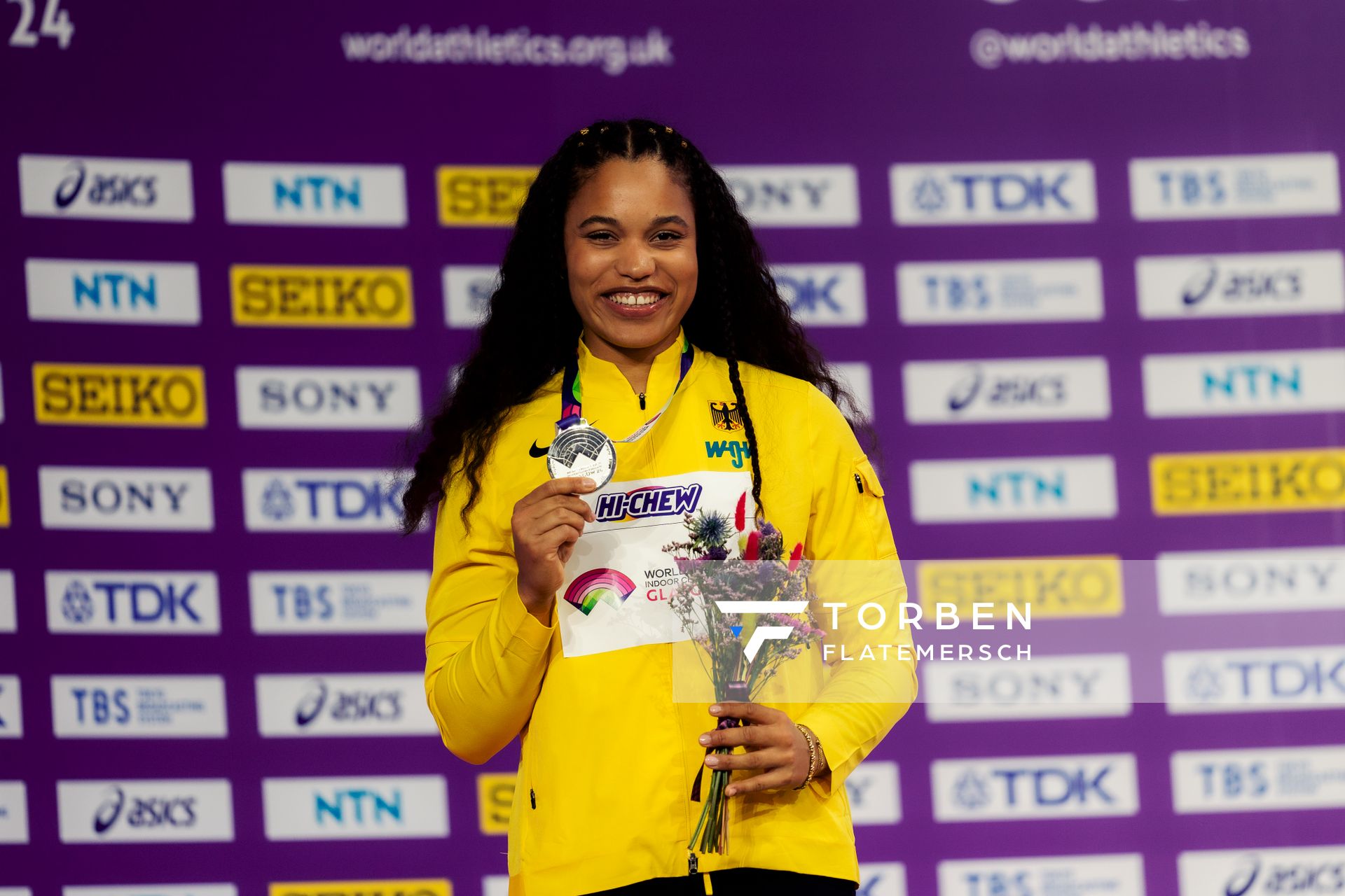 Yemisi Ogunleye (GER/Germany) bei der Siegerehrung am 01.03.2024 bei den World Athletics Indoor Championships in Glasgow (Schottland / Vereinigtes Königreich)