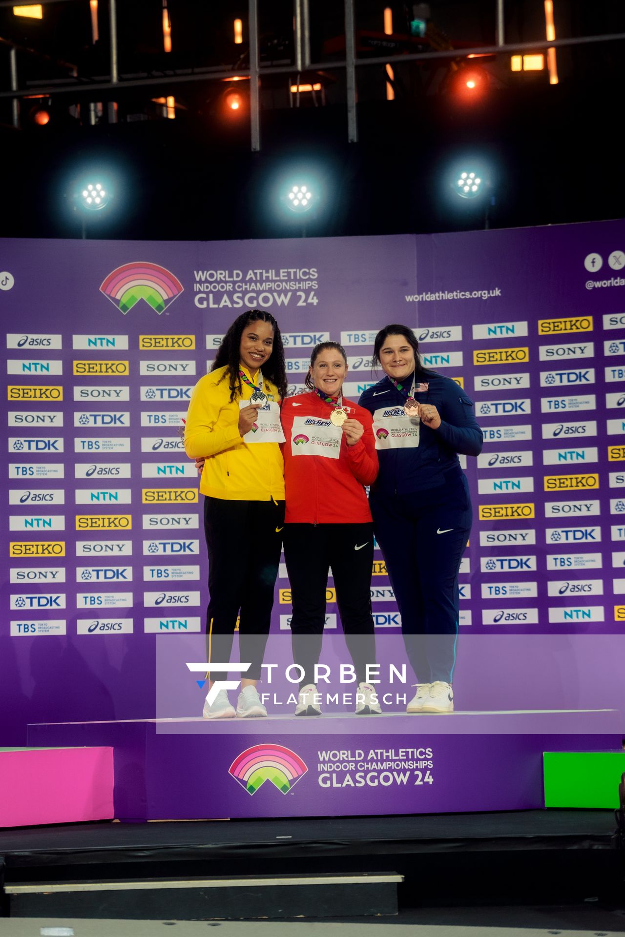 Yemisi Ogunleye (GER/Germany), Sarah Mitton (CAN/Canada), Chase Jackson (USA/United States of America) bei der Siegerehrung am 01.03.2024 bei den World Athletics Indoor Championships in Glasgow (Schottland / Vereinigtes Königreich)