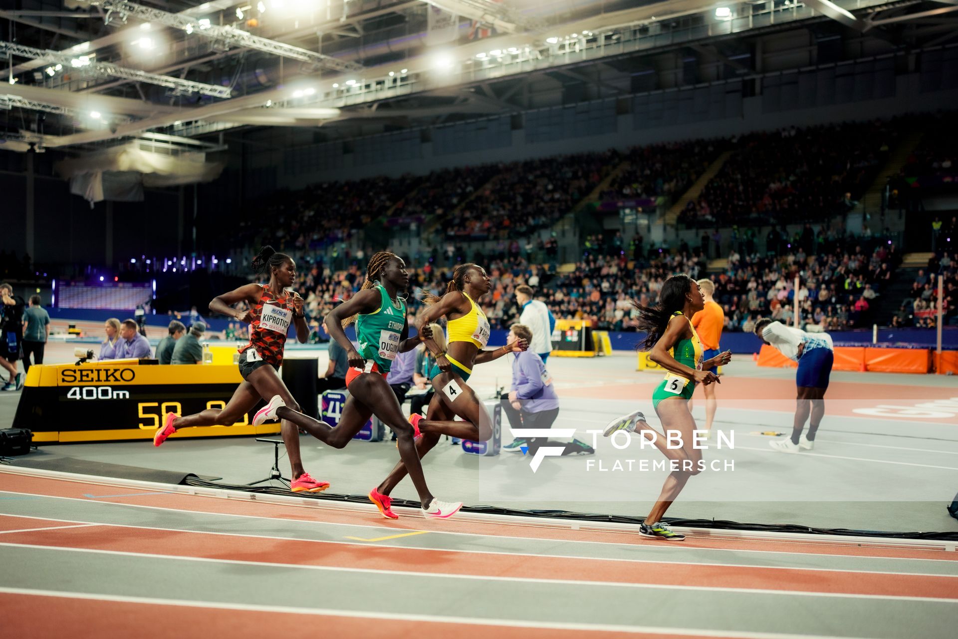 Natoya Goule-Toppin (JAM/Jamaica), Noelie Yarigo (BEN), Tsige Duguma (ETH), Vivian Chebet Kiprotich (KEN/Kenya) im 800m Halbfinale am 02.03.2024 bei den World Athletics Indoor Championships in Glasgow (Schottland / Vereinigtes Königreich)