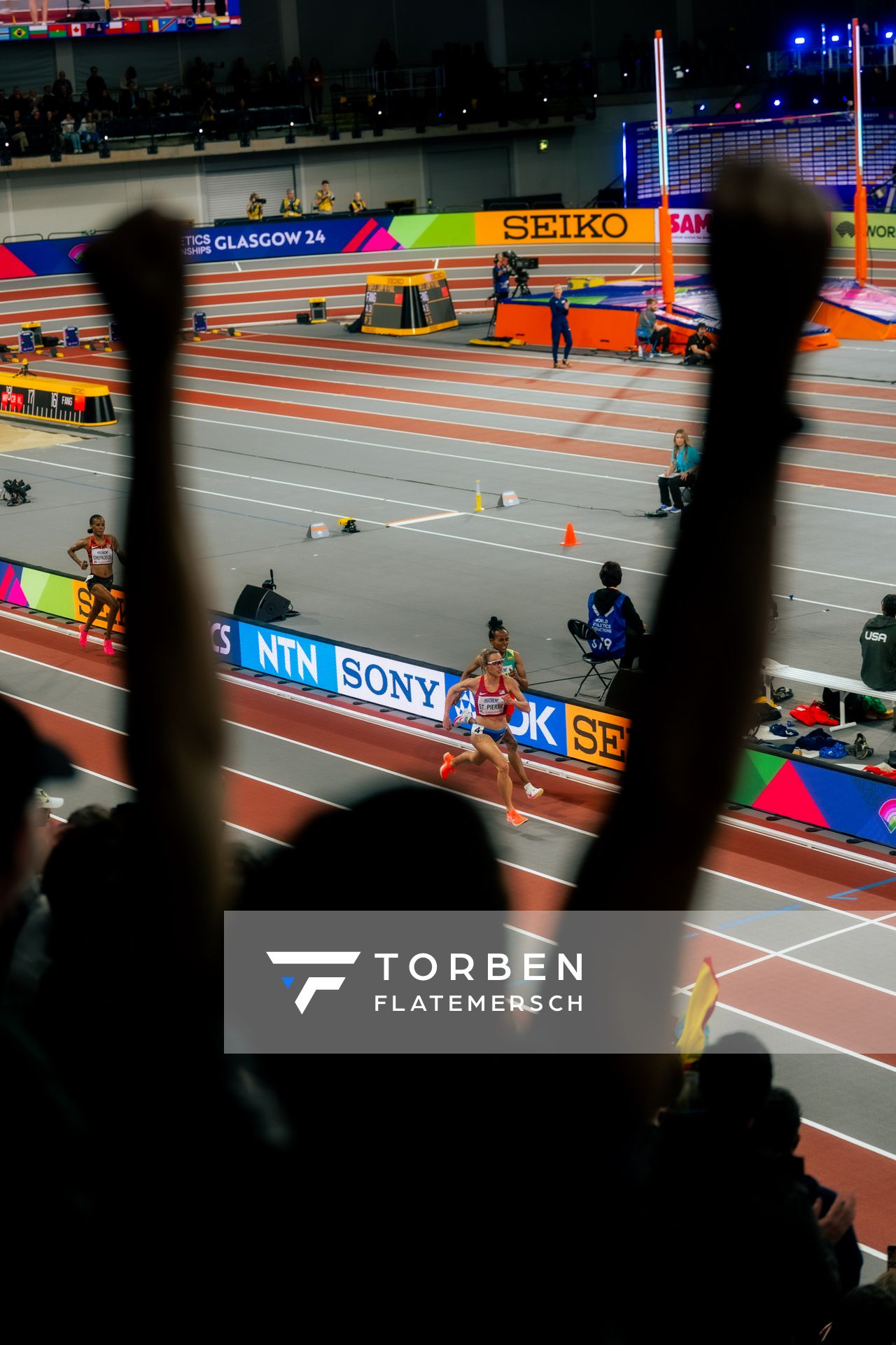 Elle St. Pierre (USA/United States of America) gewinnt die 3000m vor Gudaf Tsegay (ETH/Ethiopia) am 02.03.2024 bei den World Athletics Indoor Championships in Glasgow (Schottland / Vereinigtes Königreich)