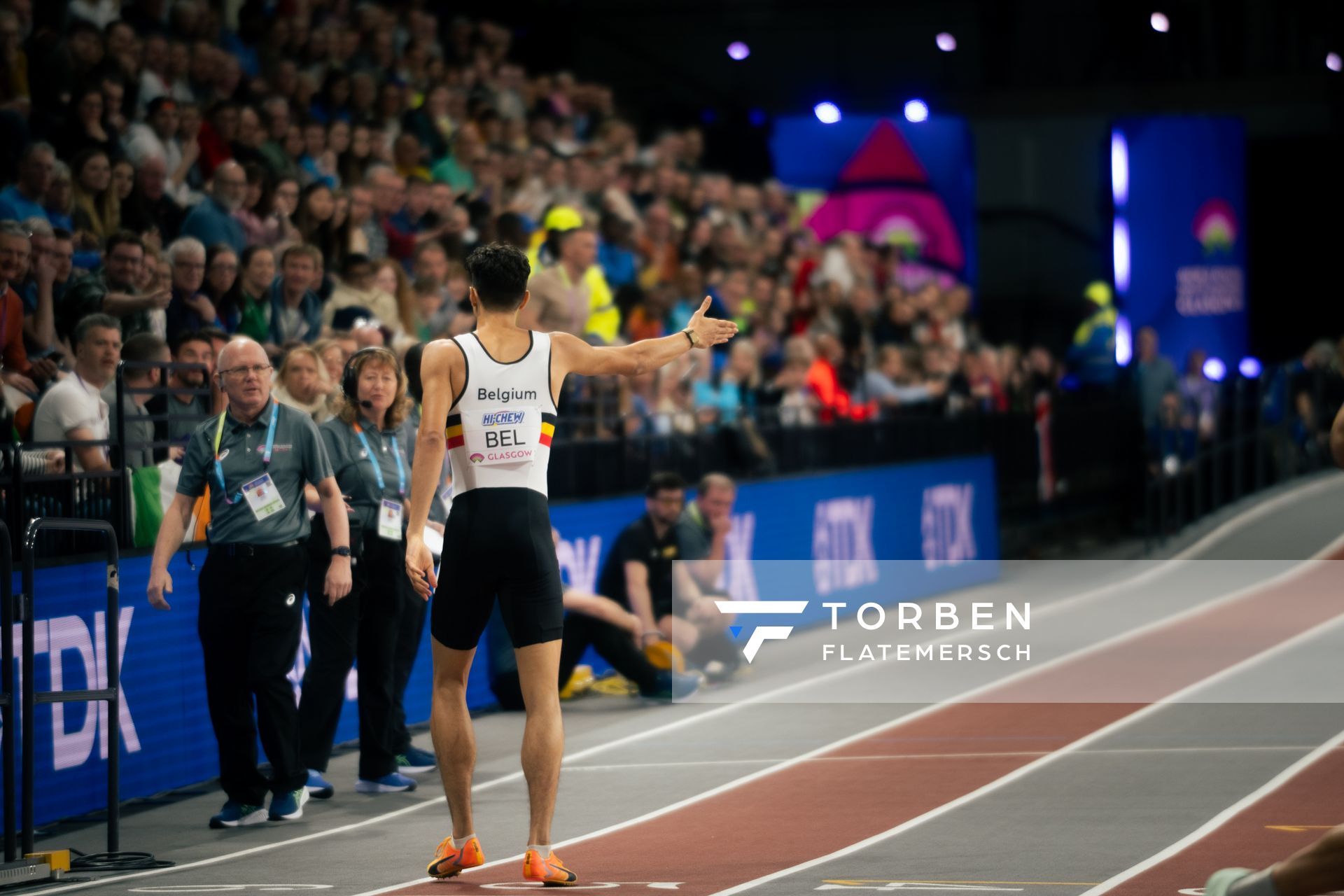 Jonathan Sacoor (BEL/Belgium) beschwert sich beim Wettkampfrichter am 03.03.2024 bei den World Athletics Indoor Championships in Glasgow (Schottland / Vereinigtes Königreich)