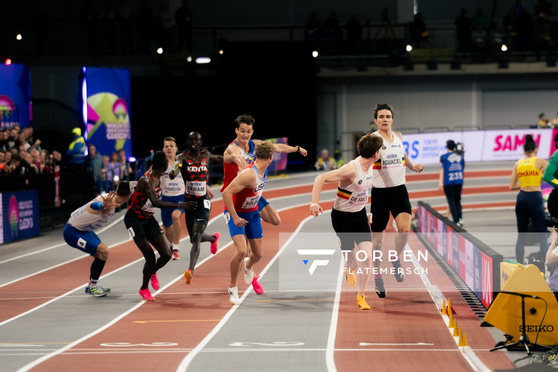 Wechsel Vorlauf 1 4x400m Staffel Männer mit Christian Iguacel (BEL/Belgium), Tibo De Smet (BEL/Belgium), Trevor Bassitt (USA/United States of America), Matthew Boling (USA/United States of America), Zablon Ekhal Ekwam (KEN/Kenya), Kelvin Sane Tauta (KEN/Kenya), Patrik Dömötör (SVK/Slovakia), Miroslav Marcek (SVK/Slovakia) am 03.03.2024 bei den World Athletics Indoor Championships in Glasgow (Schottland / Vereinigtes Königreich)